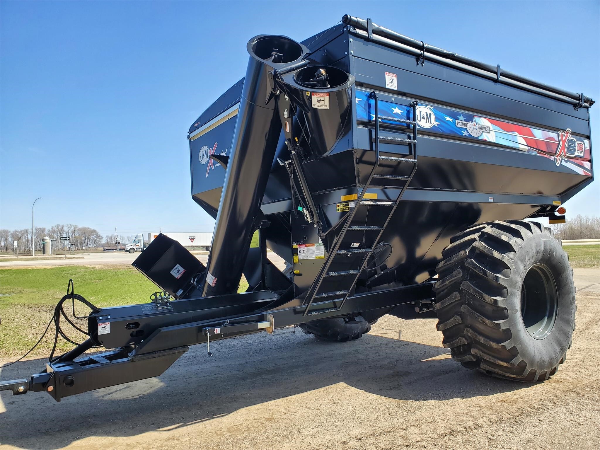 2026 J&M 812-18 Grain Cart