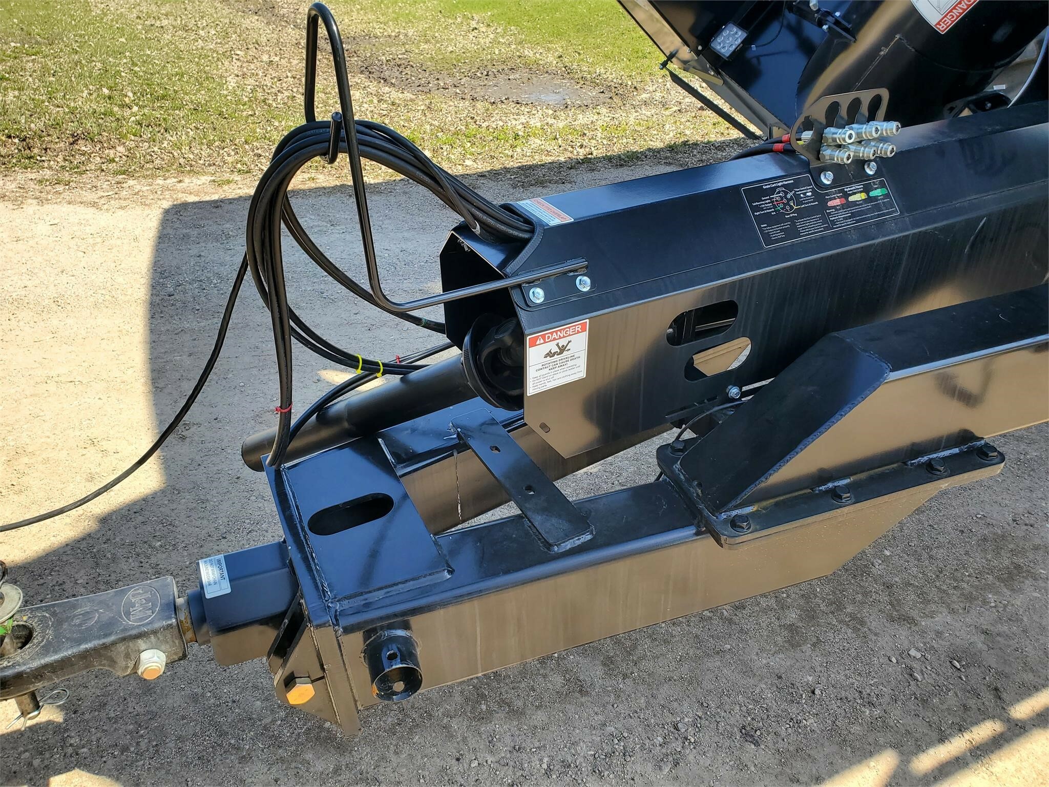 2026 J&M 812-18 Grain Cart