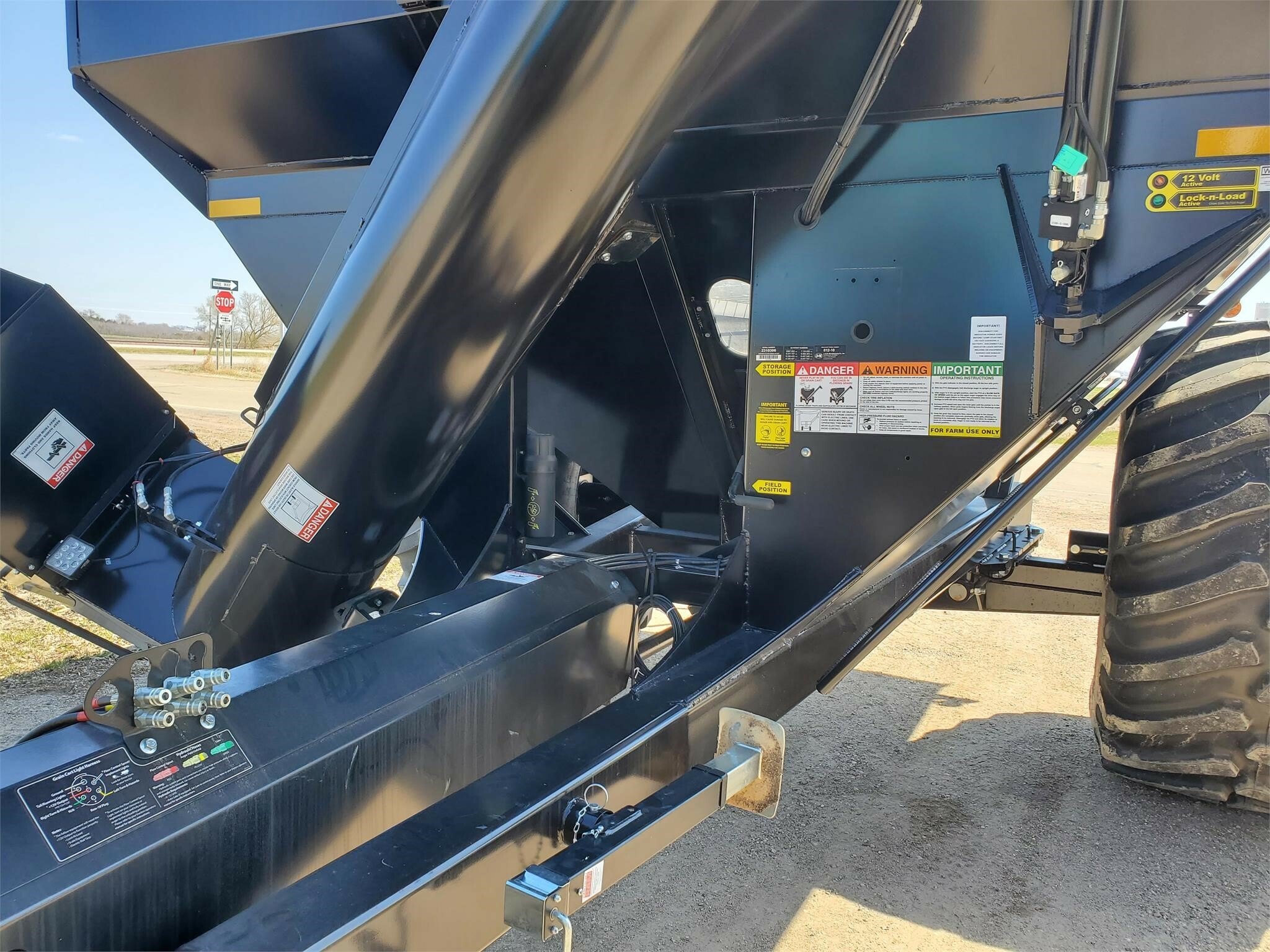 2026 J&M 812-18 Grain Cart