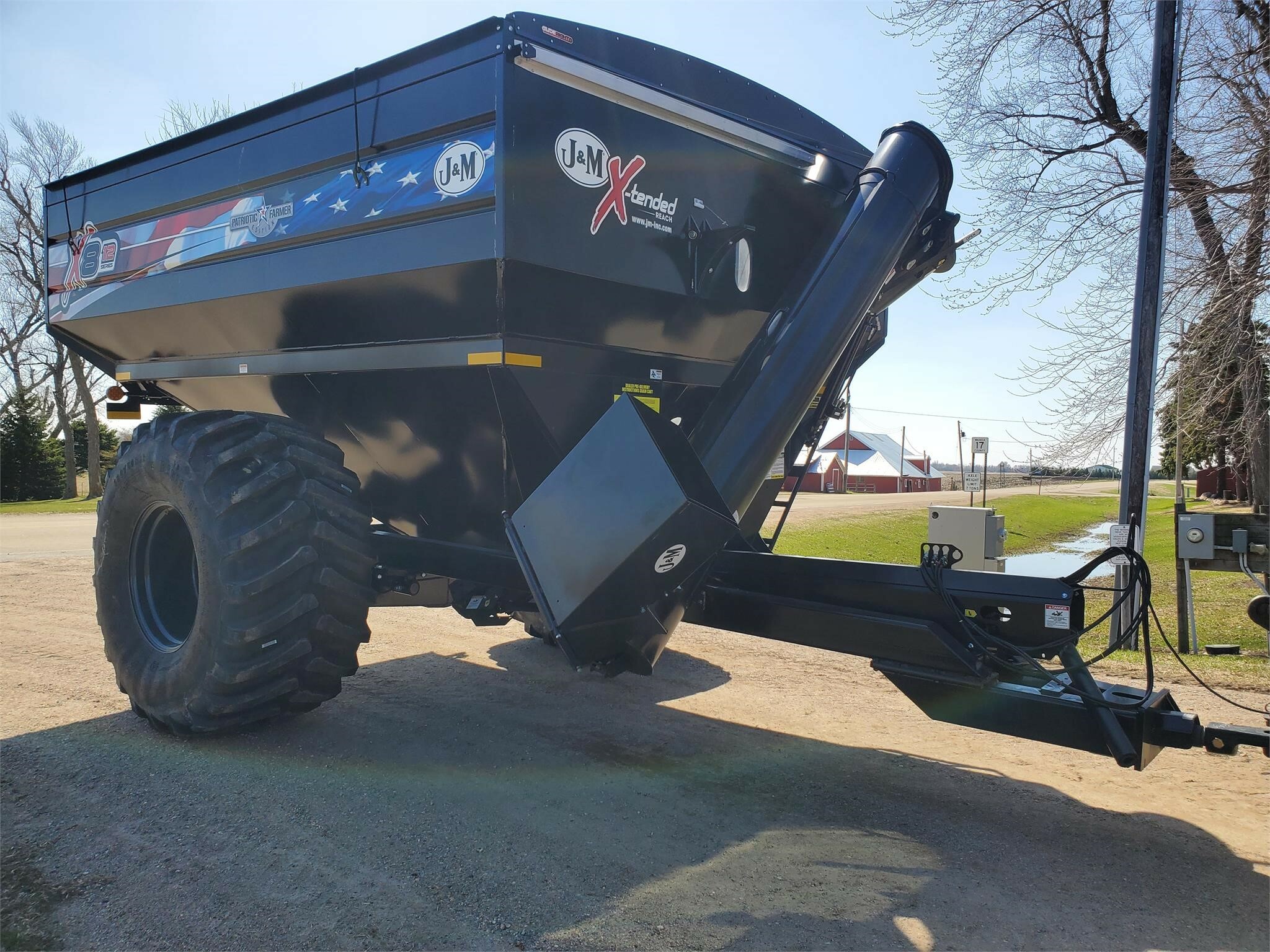 2026 J&M 812-18 Grain Cart