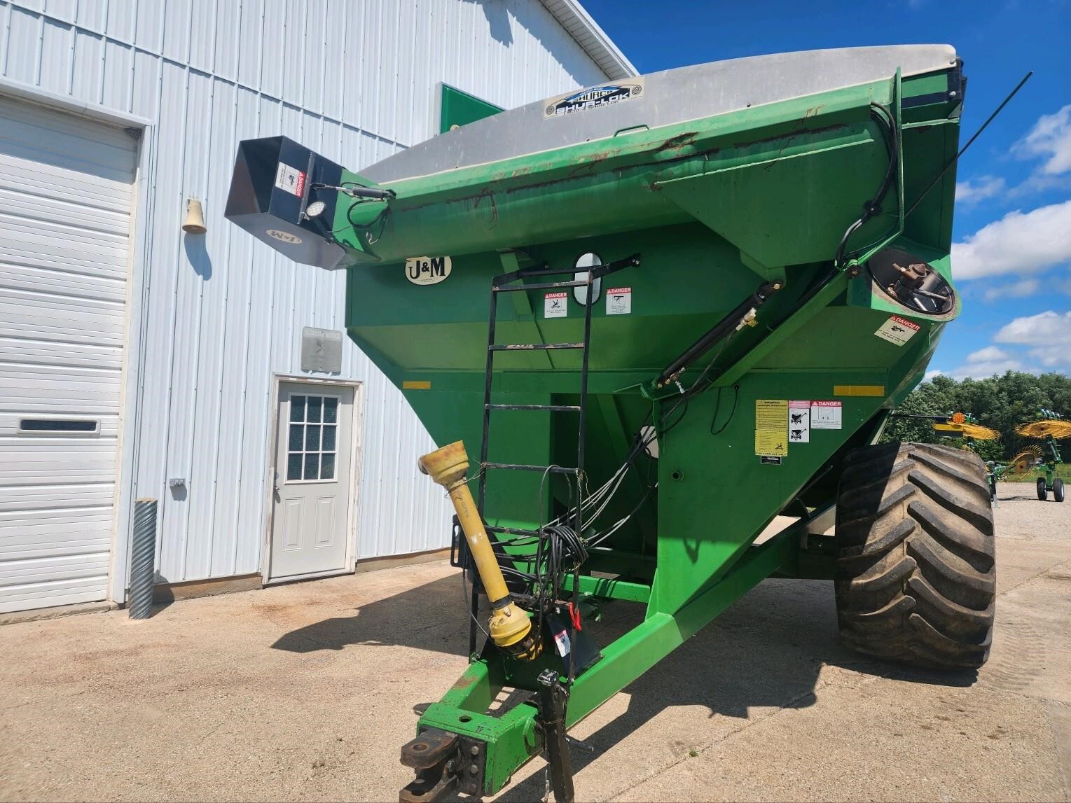 2001 J&M 875-18 Grain Cart