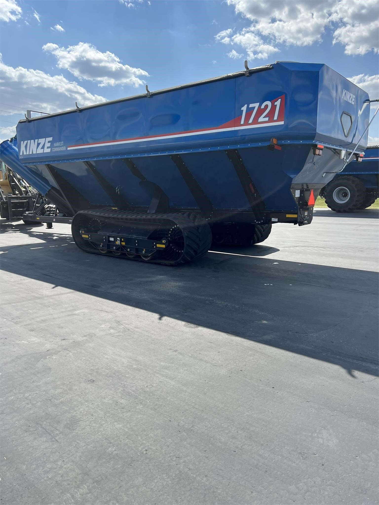 2022 Kinze 1721 Grain Cart