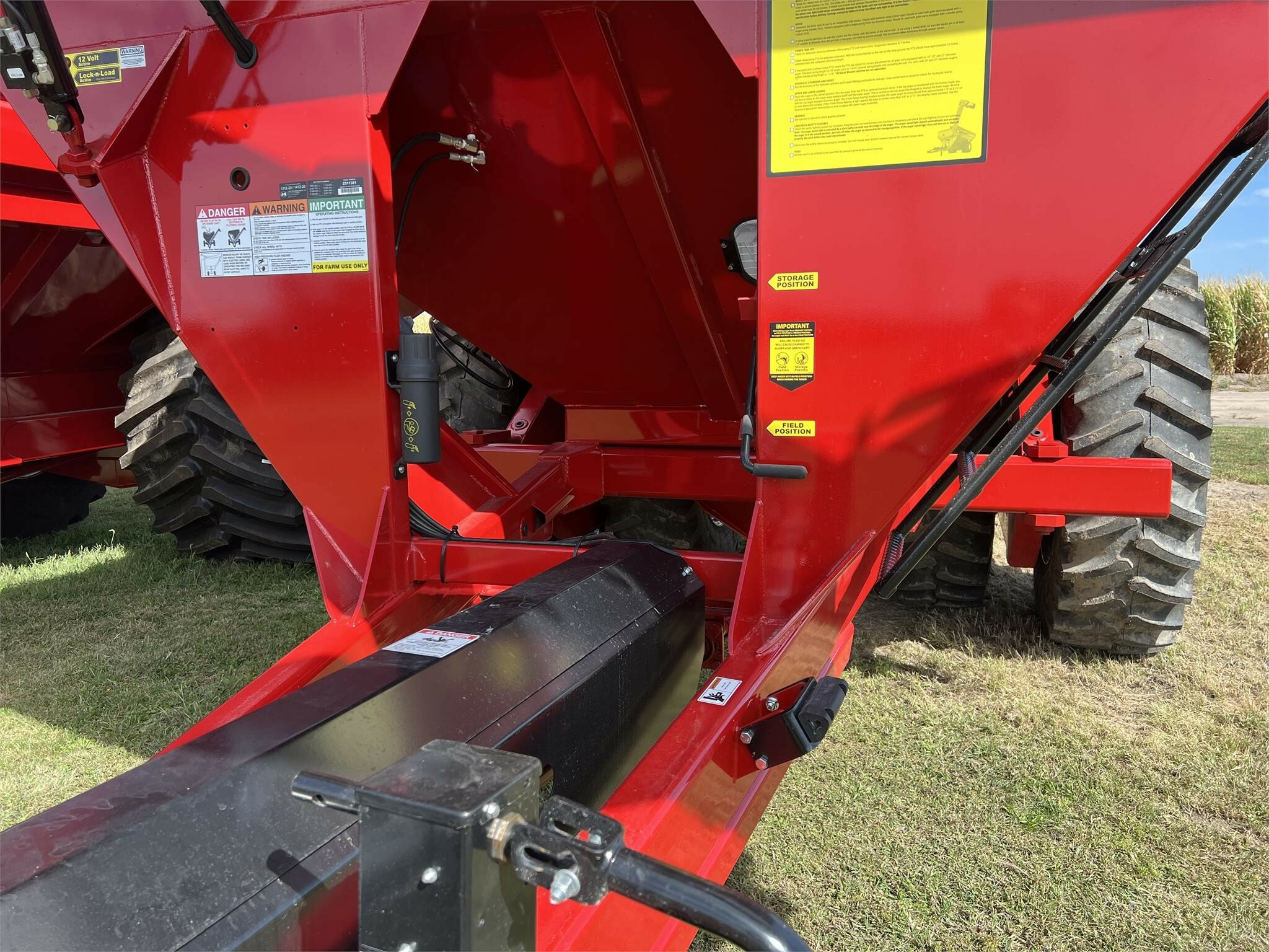 2023 J&M 1150-20D Grain Cart