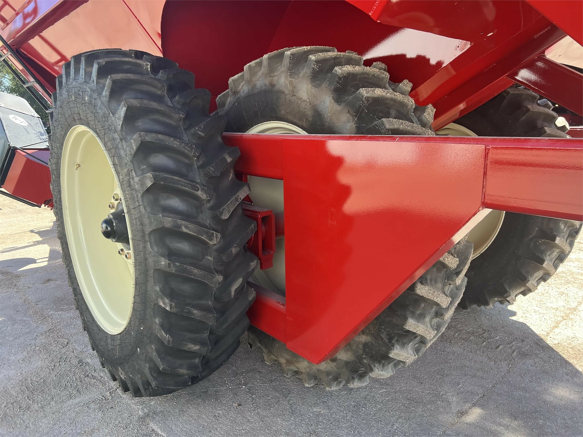 2023 J&M 1112-20D Grain Cart
