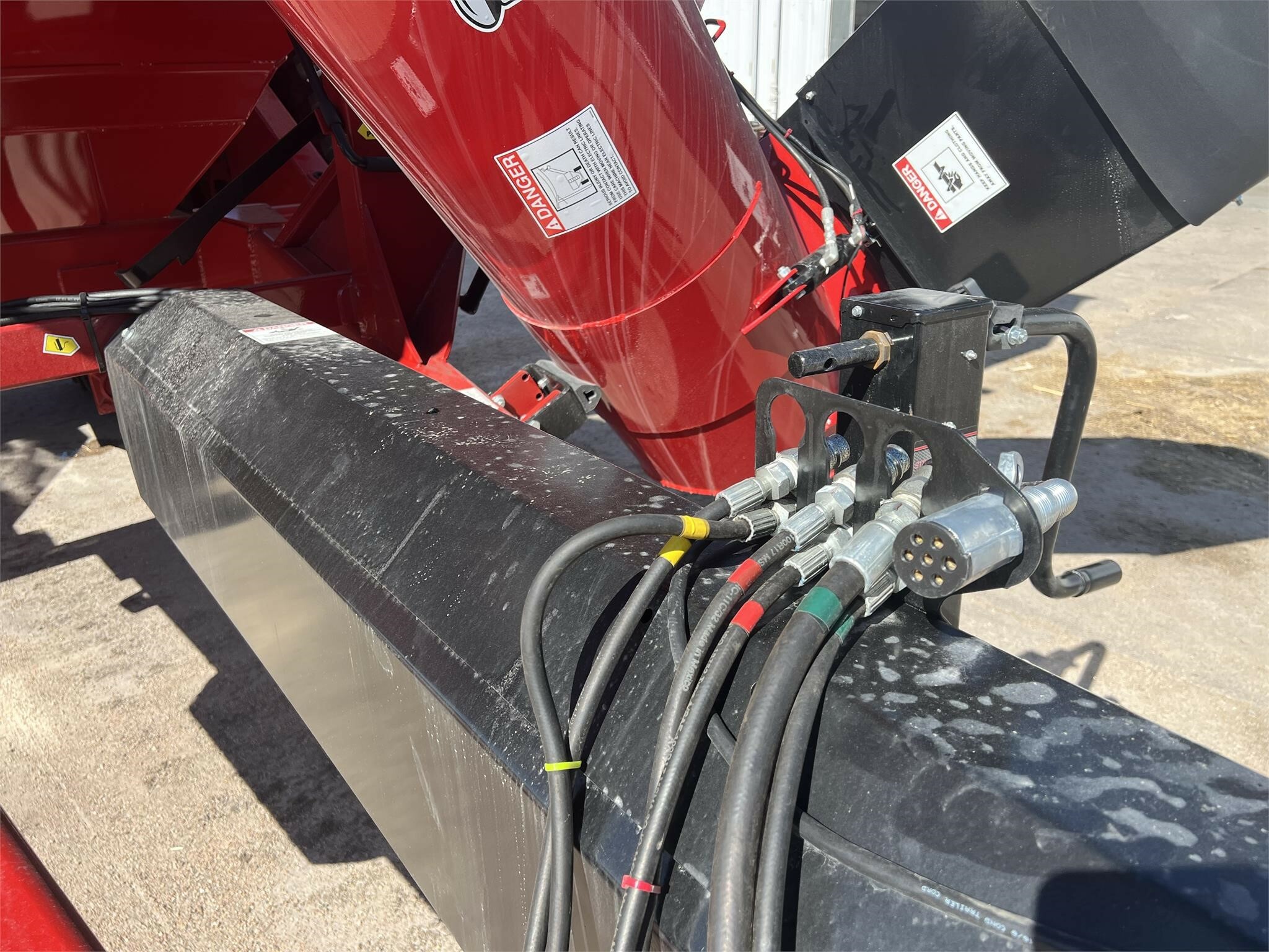 2023 J&M 1112-20D Grain Cart