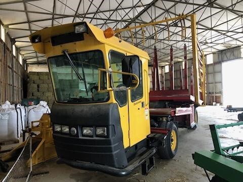 2004 New Holland BW38 Bale Wagons and Trailer