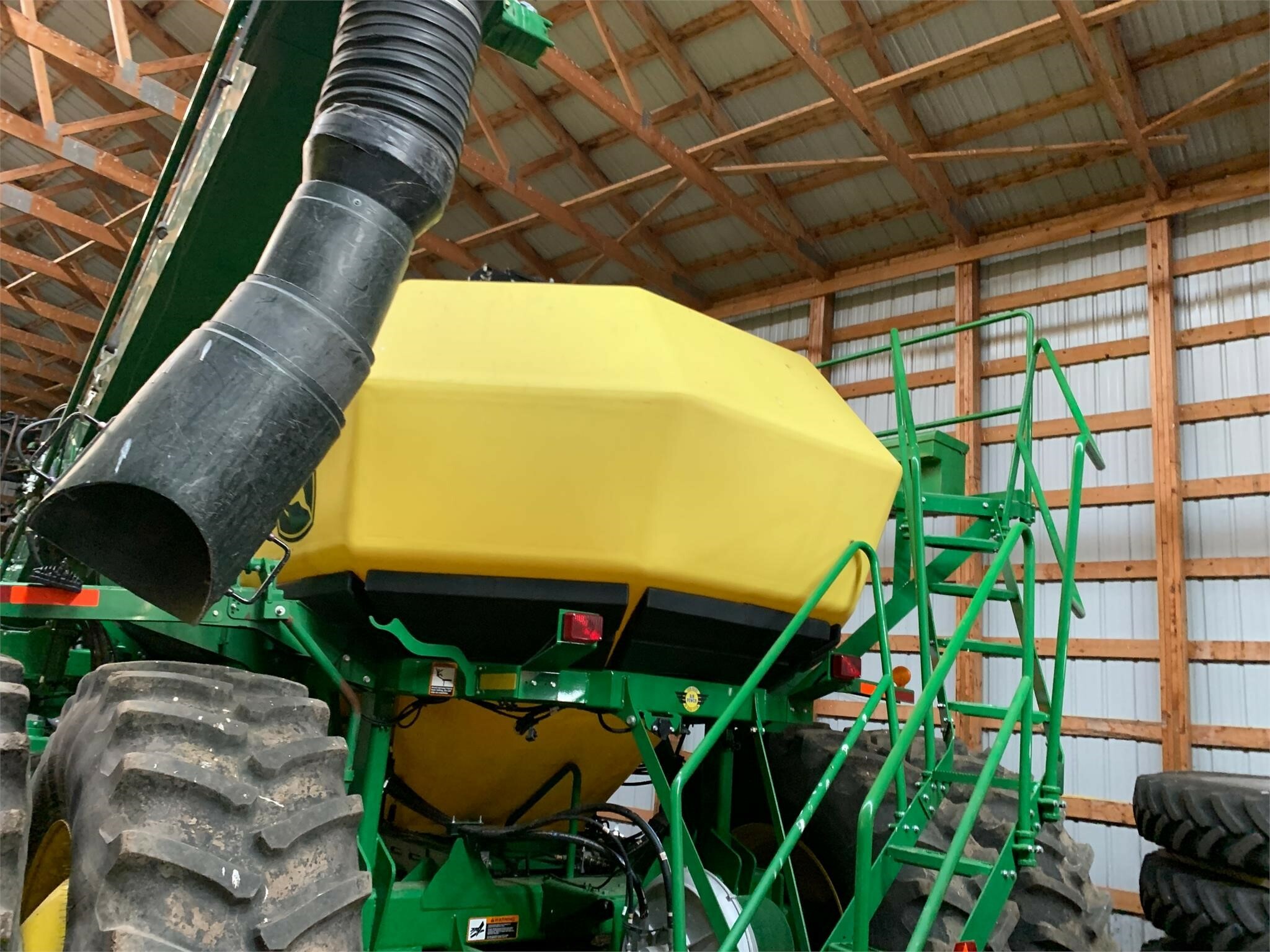 2015 John Deere 1890 Air Seeder 257,900 Machinery Pete