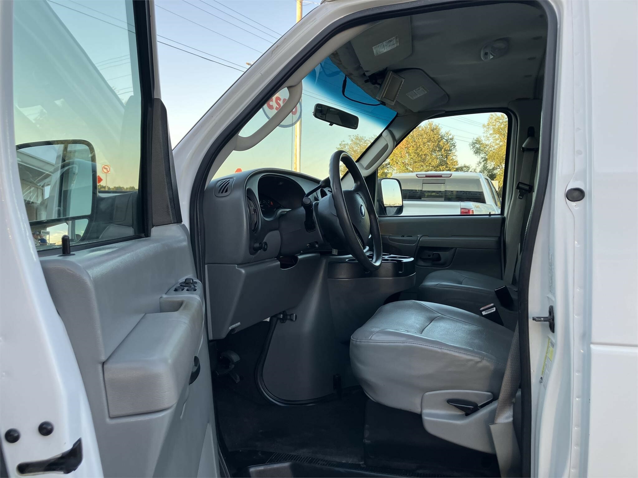 2006 Ford ECONOLINE 350 Box Trucks/Trailer