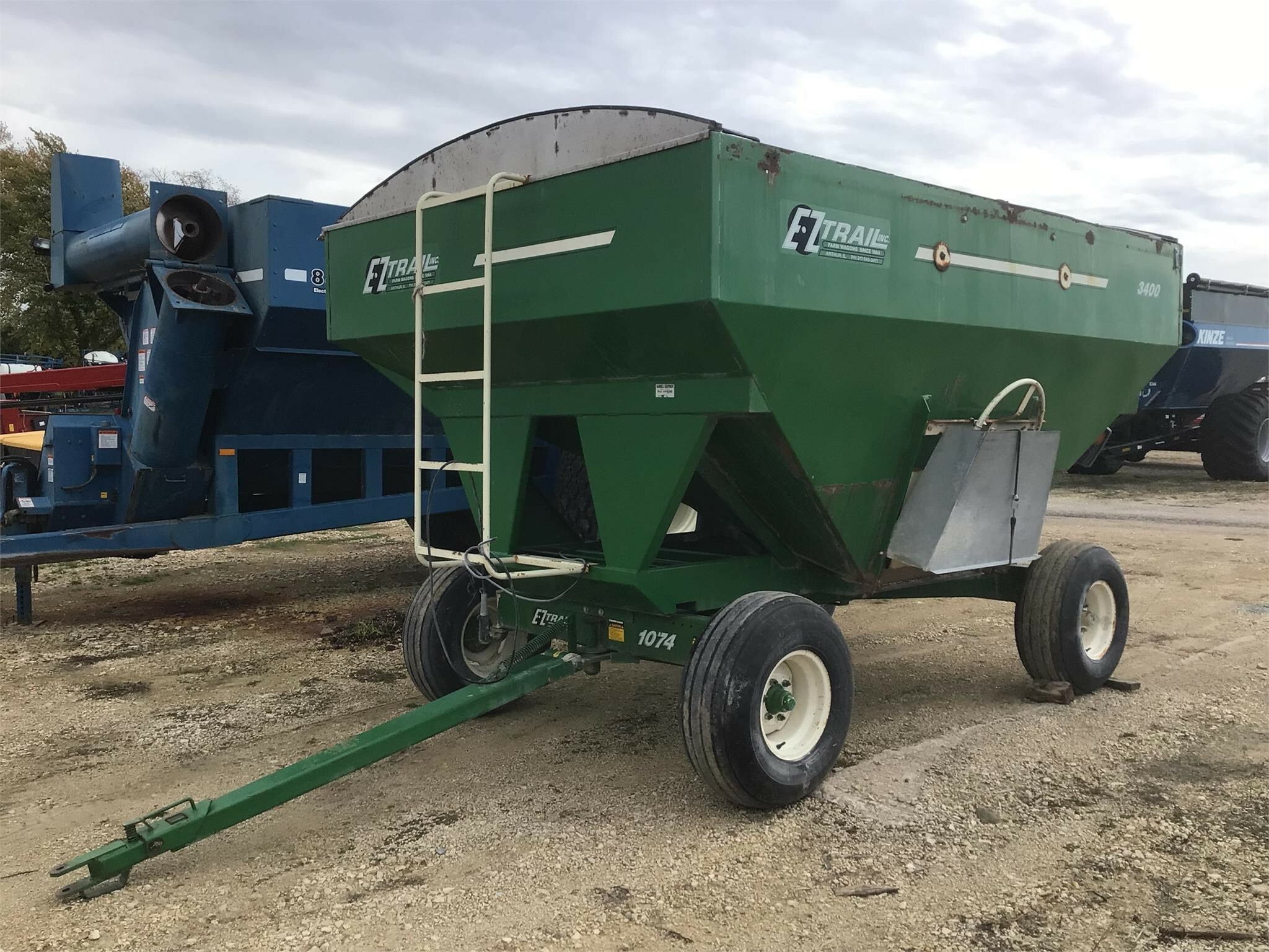  E-Z Trail 3400 Gravity Wagon