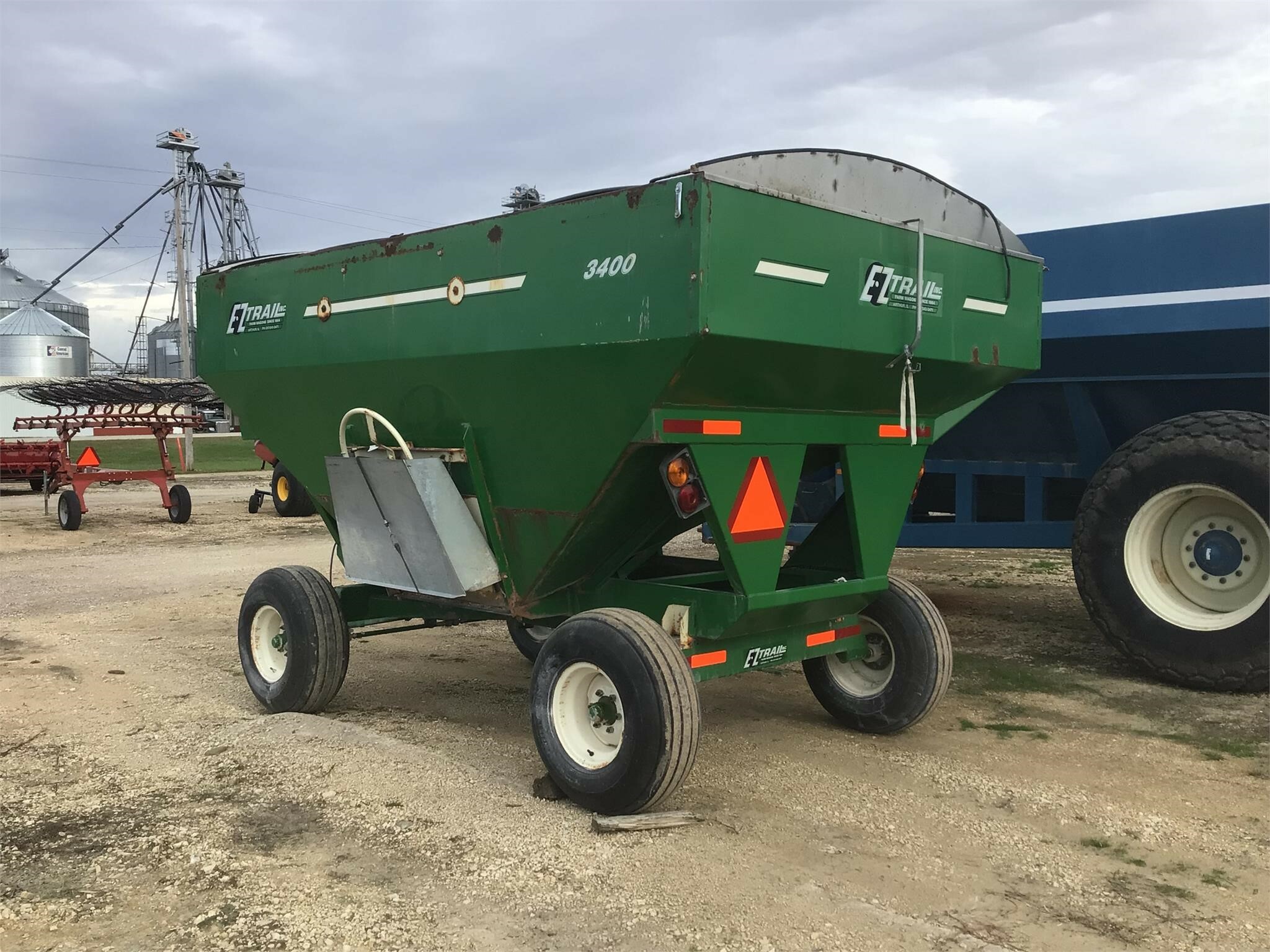  E-Z Trail 3400 Gravity Wagon