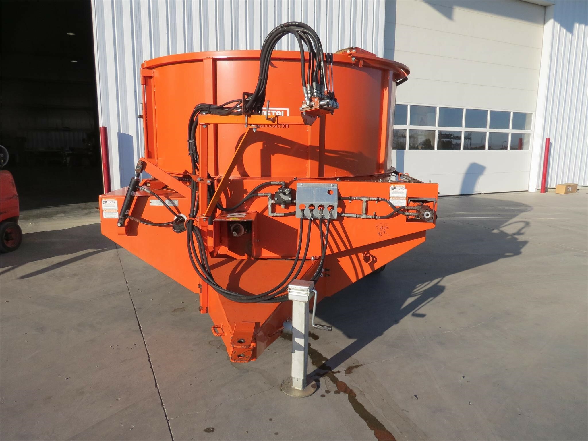 Valmetal AGRICHOPPER 5600 Grinders and Mixer 12,500 Machinery Pete