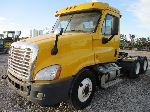 2011 Freightliner Cascadia 125 Semi Trucks/Trailer
