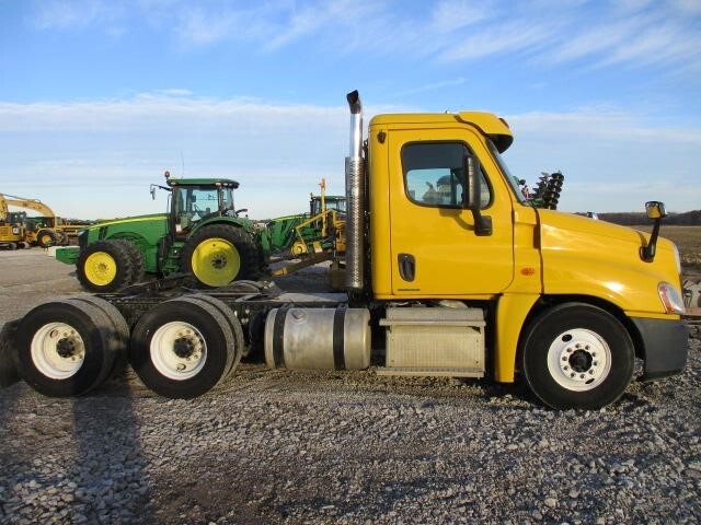 2011 Freightliner Cascadia 125 Semi Trucks/Trailer