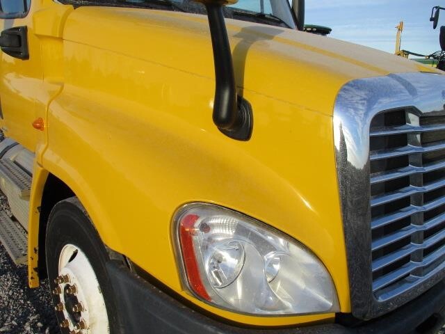 2011 Freightliner Cascadia 125 Semi Trucks/Trailer