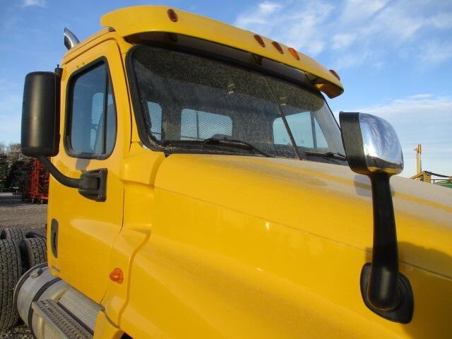 2011 Freightliner Cascadia 125 Semi Trucks/Trailer