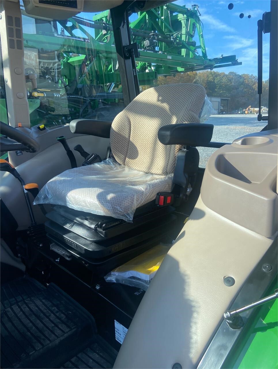 2022 John Deere 5075E Tractor