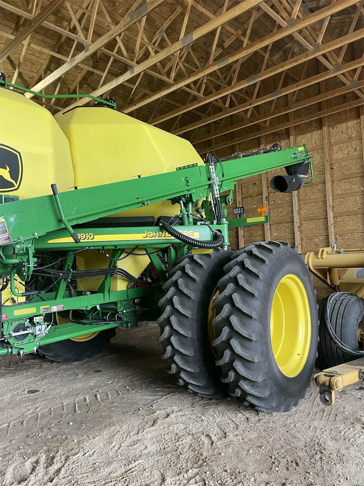 2017 John Deere 1890 Air Seeder 270,000 Machinery Pete