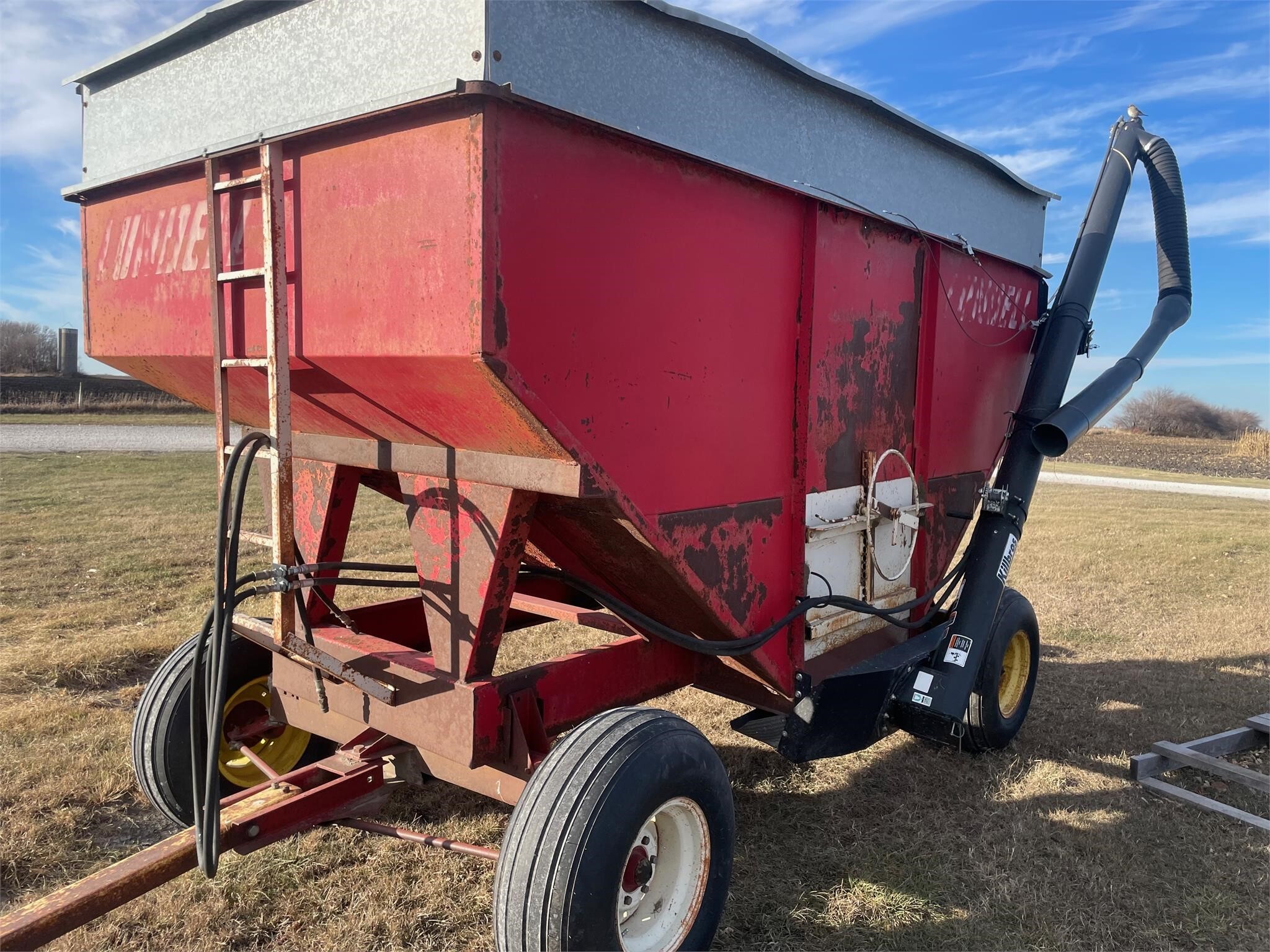  Lundell 300 Gravity Wagon