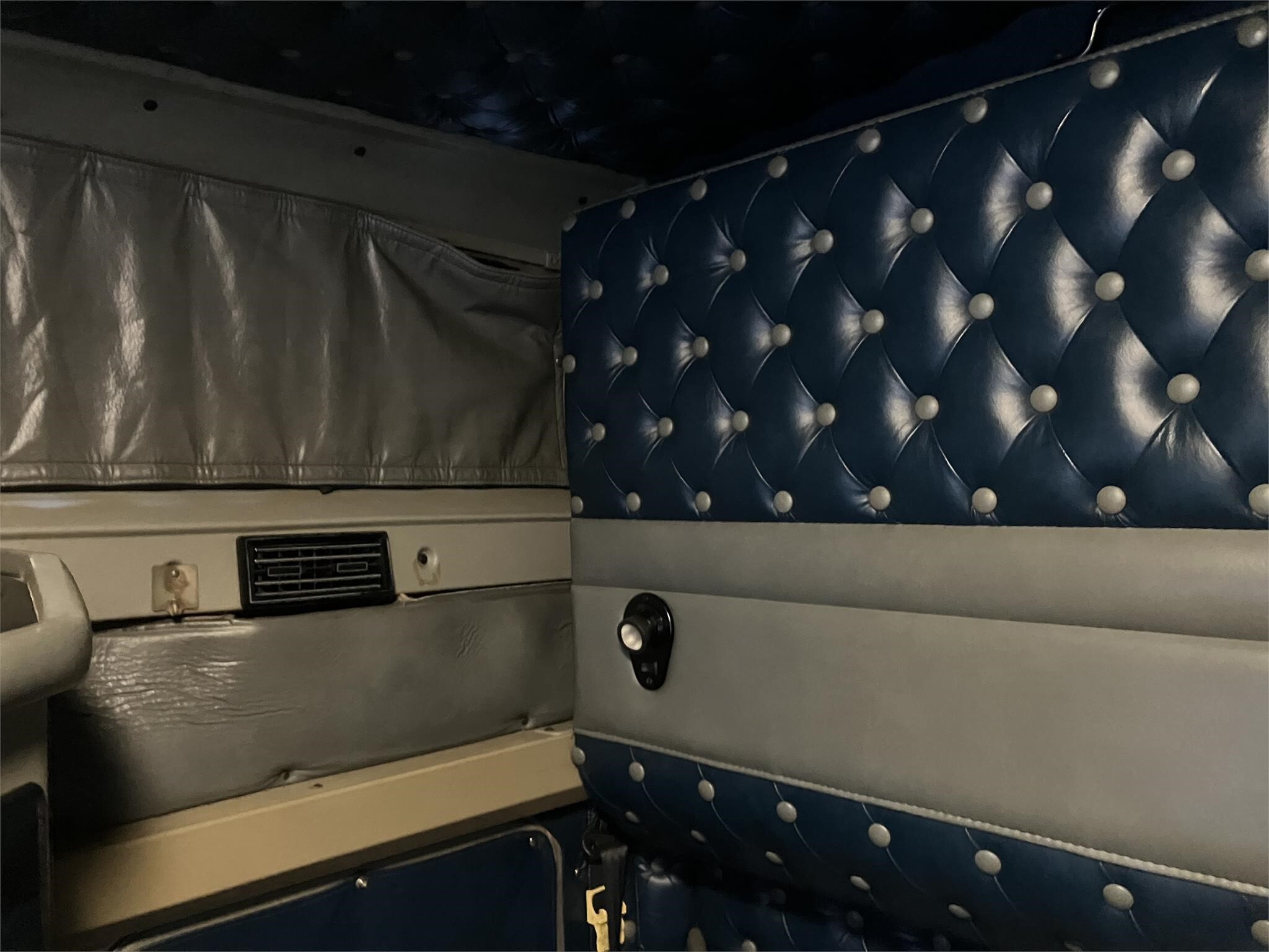 2000 Kenworth W900 Semi Trucks/Trailer