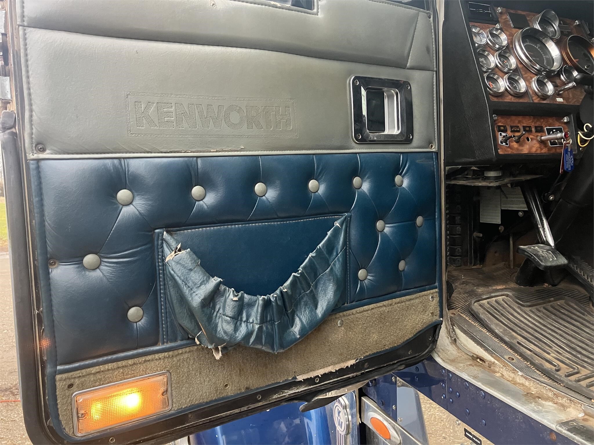 2000 Kenworth W900 Semi Trucks/Trailer