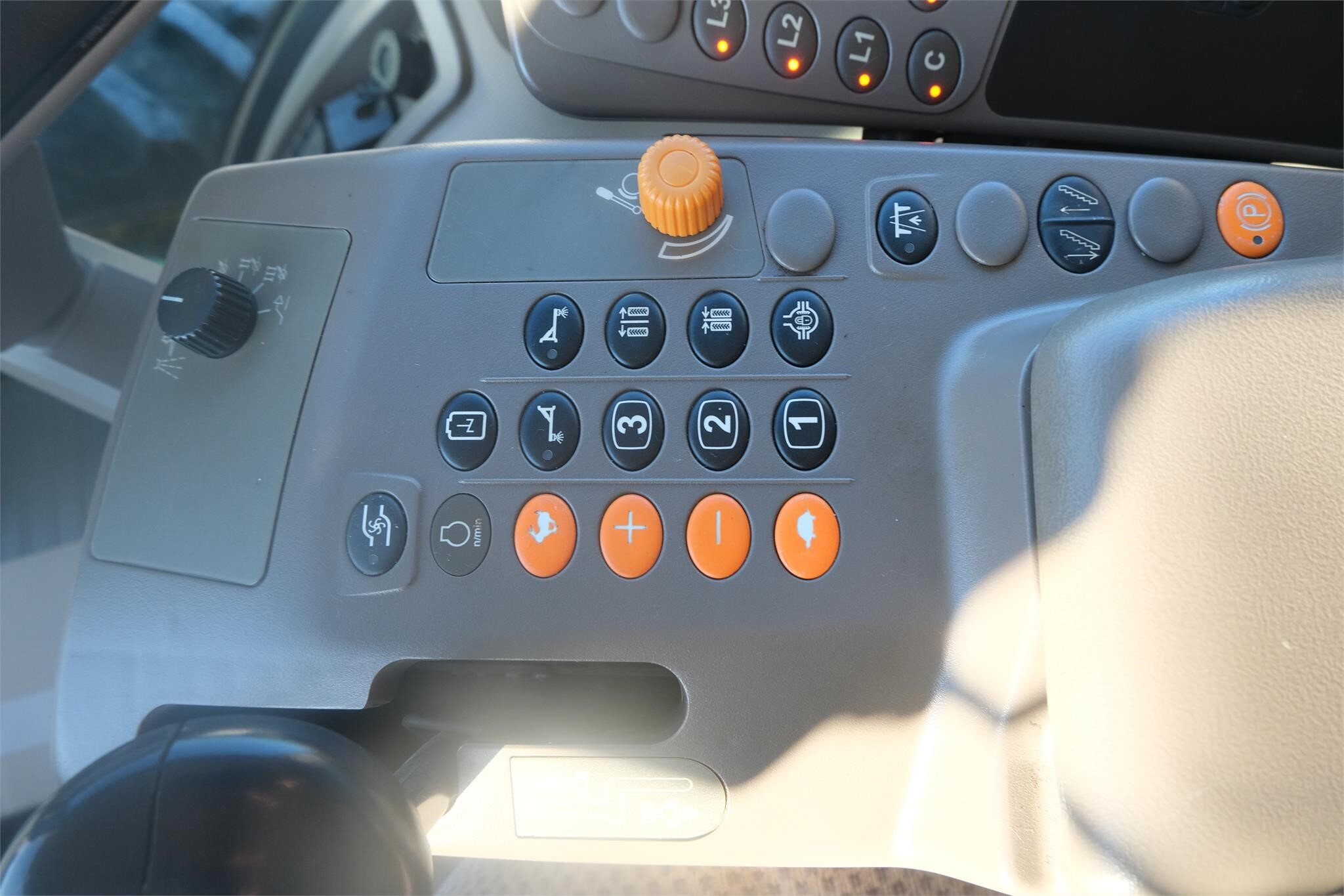 2014 John Deere R4038 Self-Propelled Sprayer