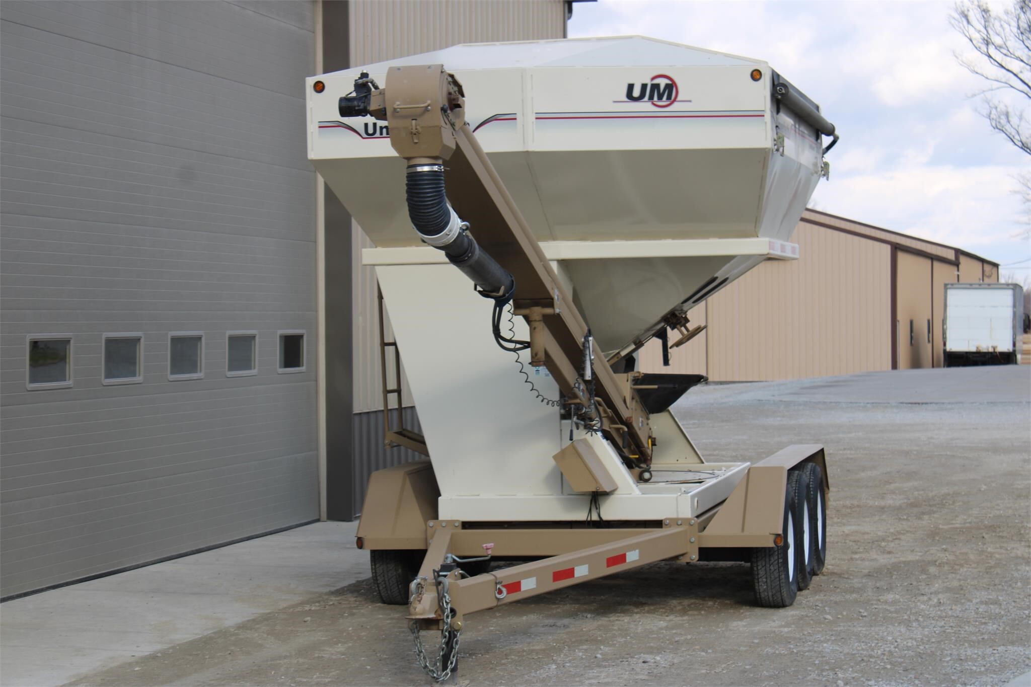 2011 Unverferth 3750 Seed Tender