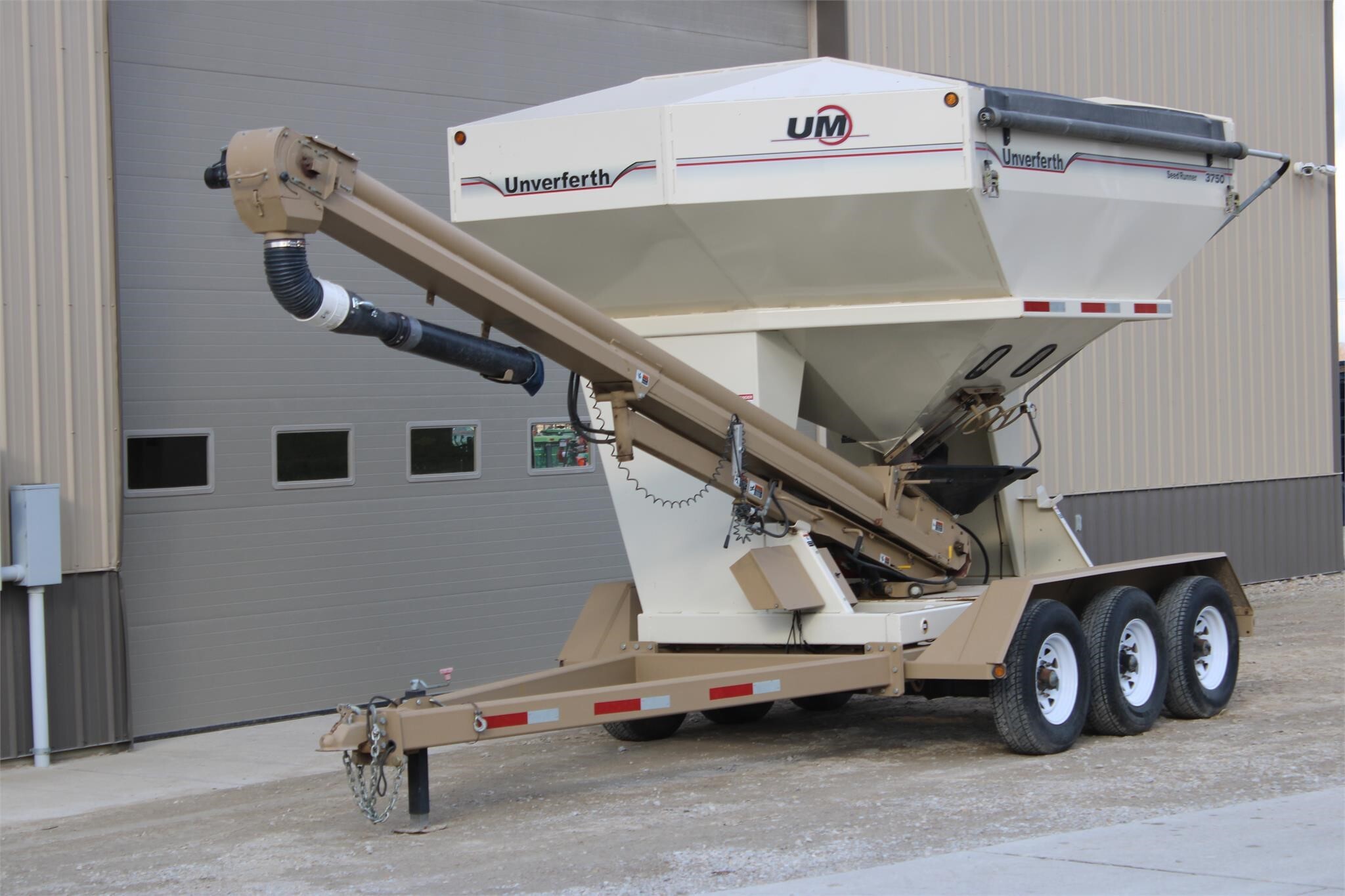 2011 Unverferth 3750 Seed Tender