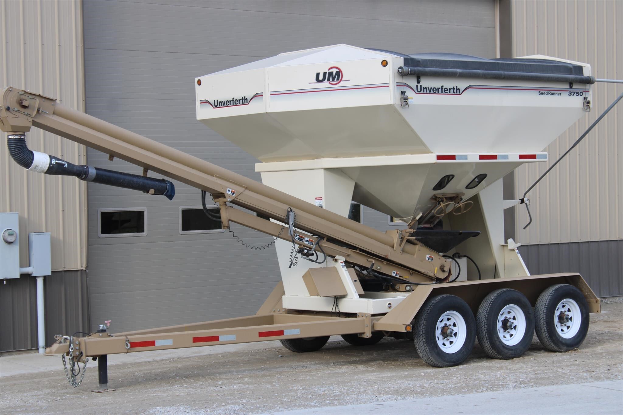 2011 Unverferth 3750 Seed Tender