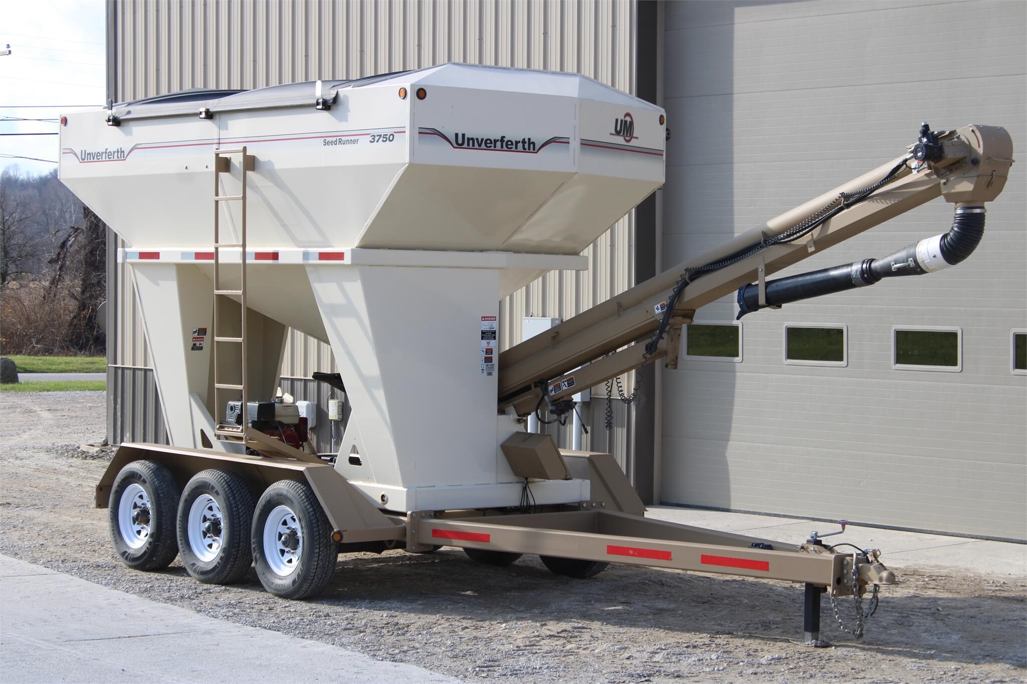 2011 Unverferth 3750 Seed Tender