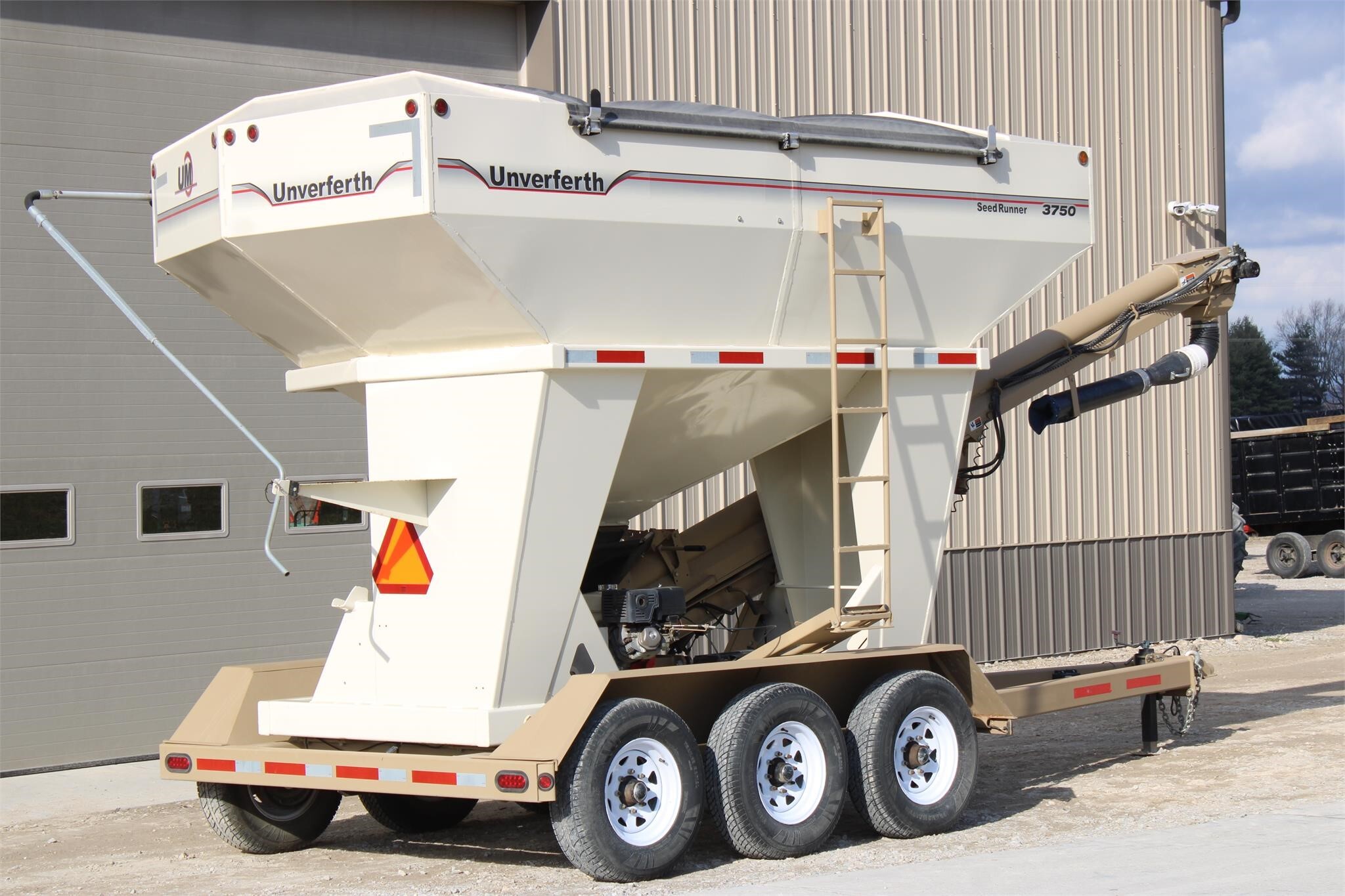 2011 Unverferth 3750 Seed Tender