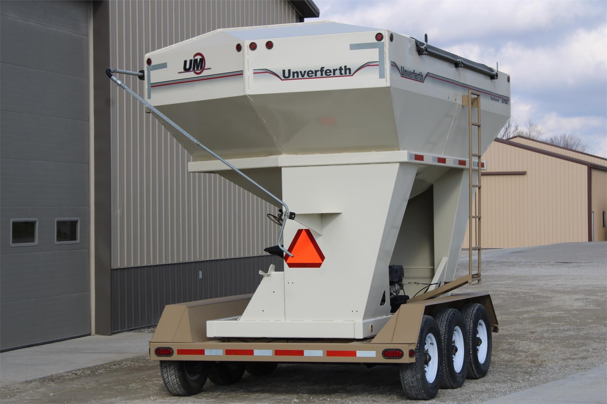 2011 Unverferth 3750 Seed Tender