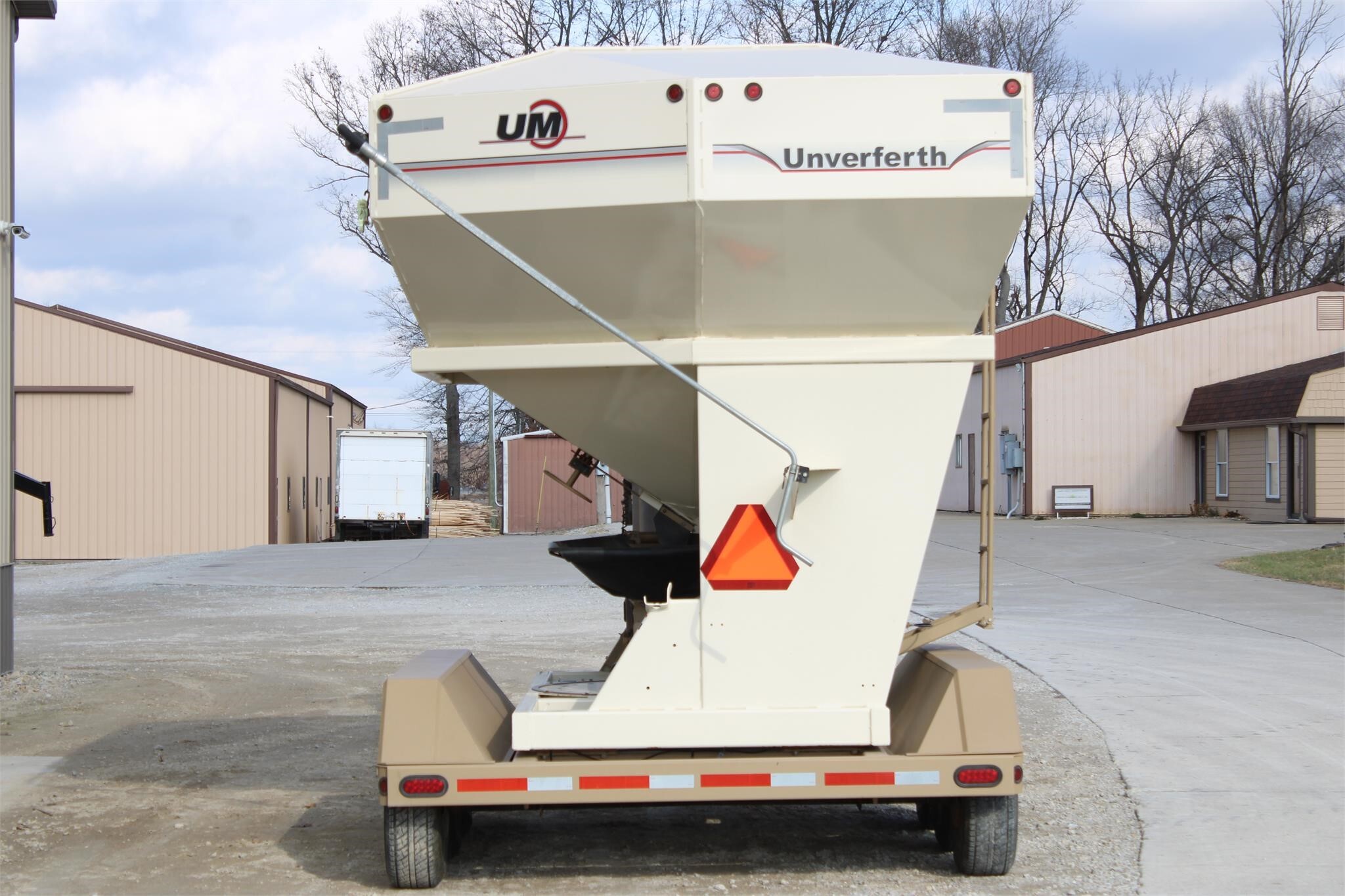 2011 Unverferth 3750 Seed Tender