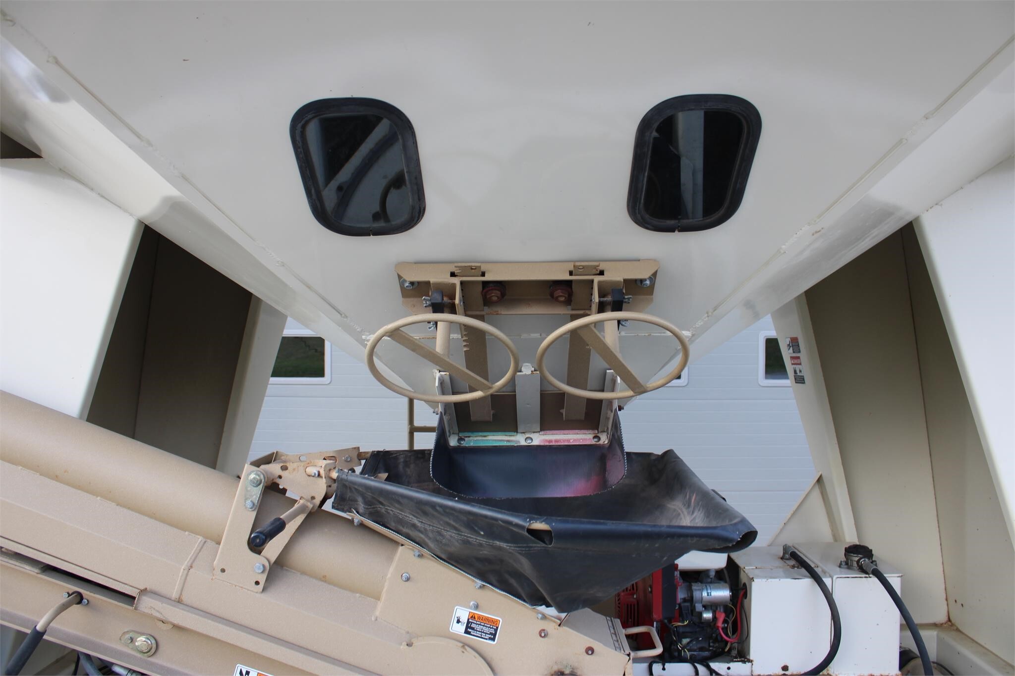 2011 Unverferth 3750 Seed Tender