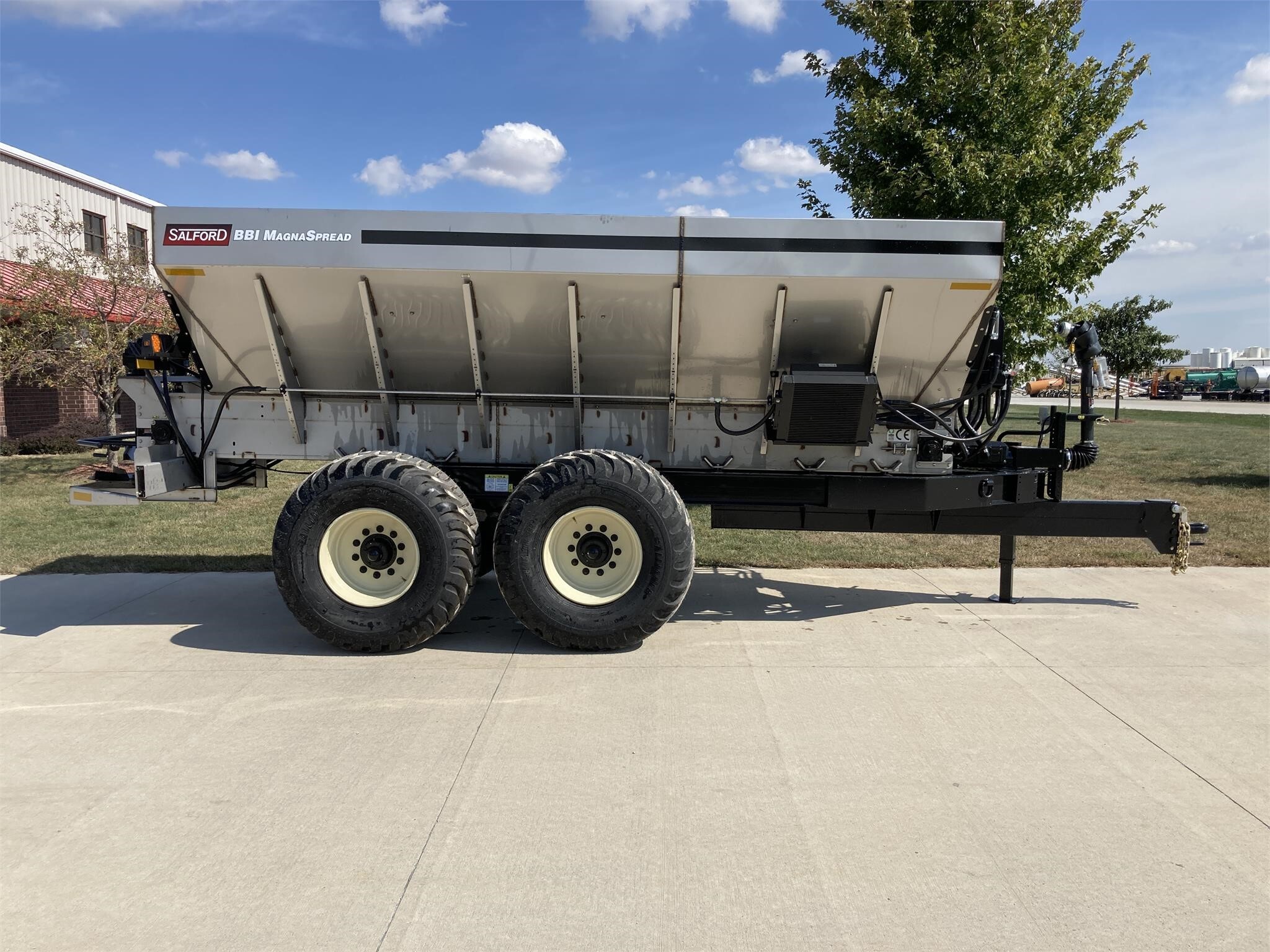 2025 Salford BBI MAGNASPREAD Pull-Type Fertilizer Spreader