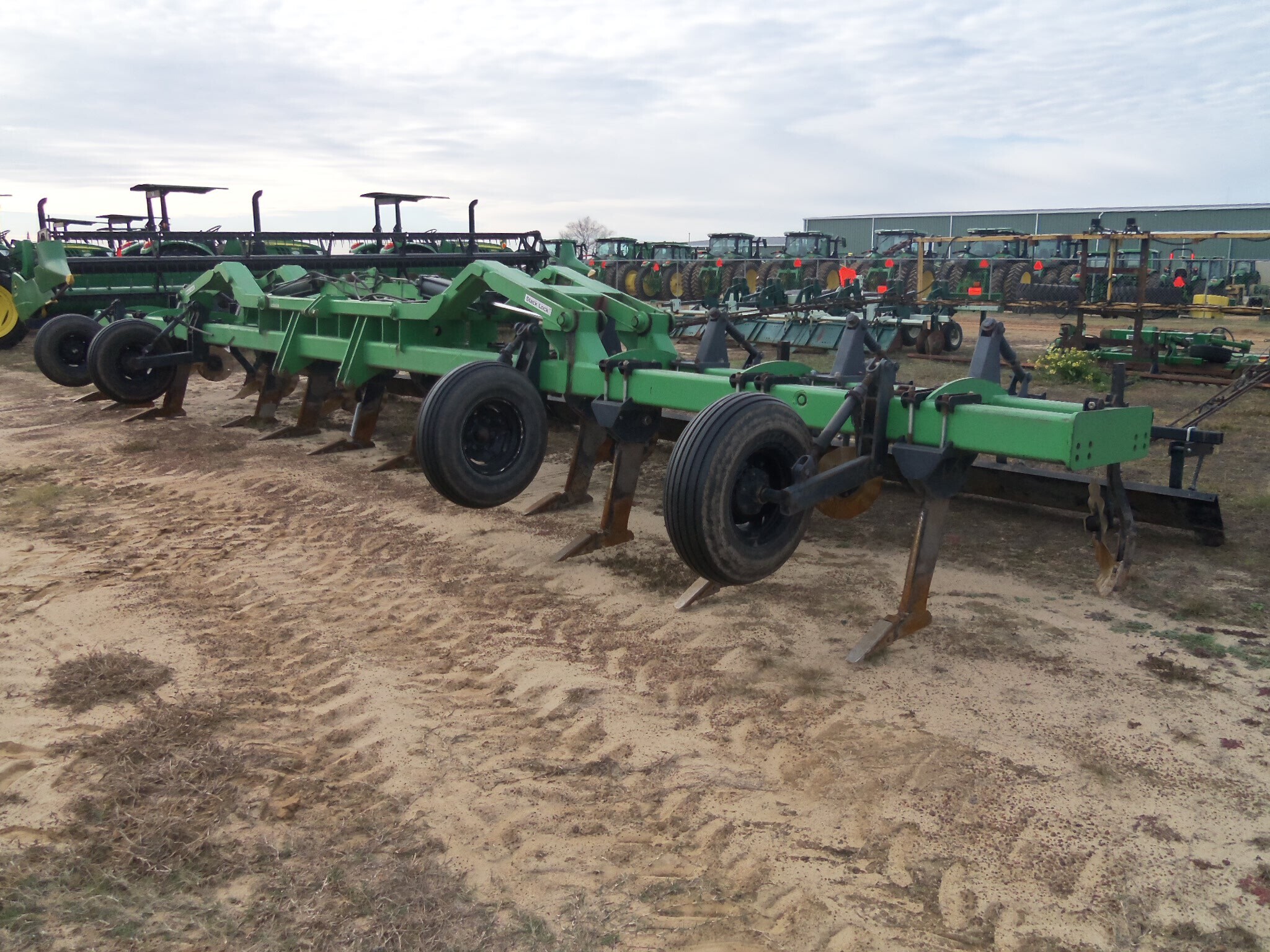  6772 12 Row Lift-N-Till In-Line Ripper