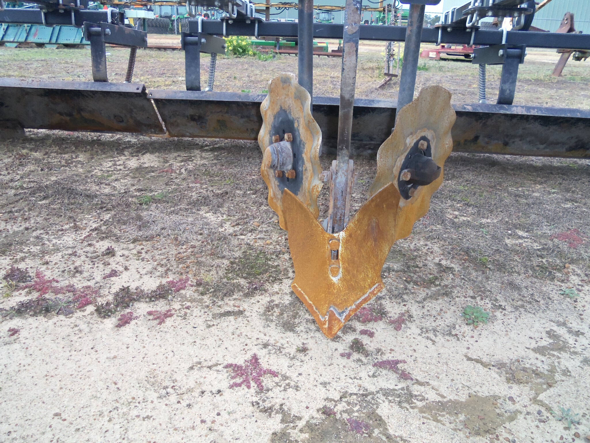  6772 12 Row Lift-N-Till In-Line Ripper