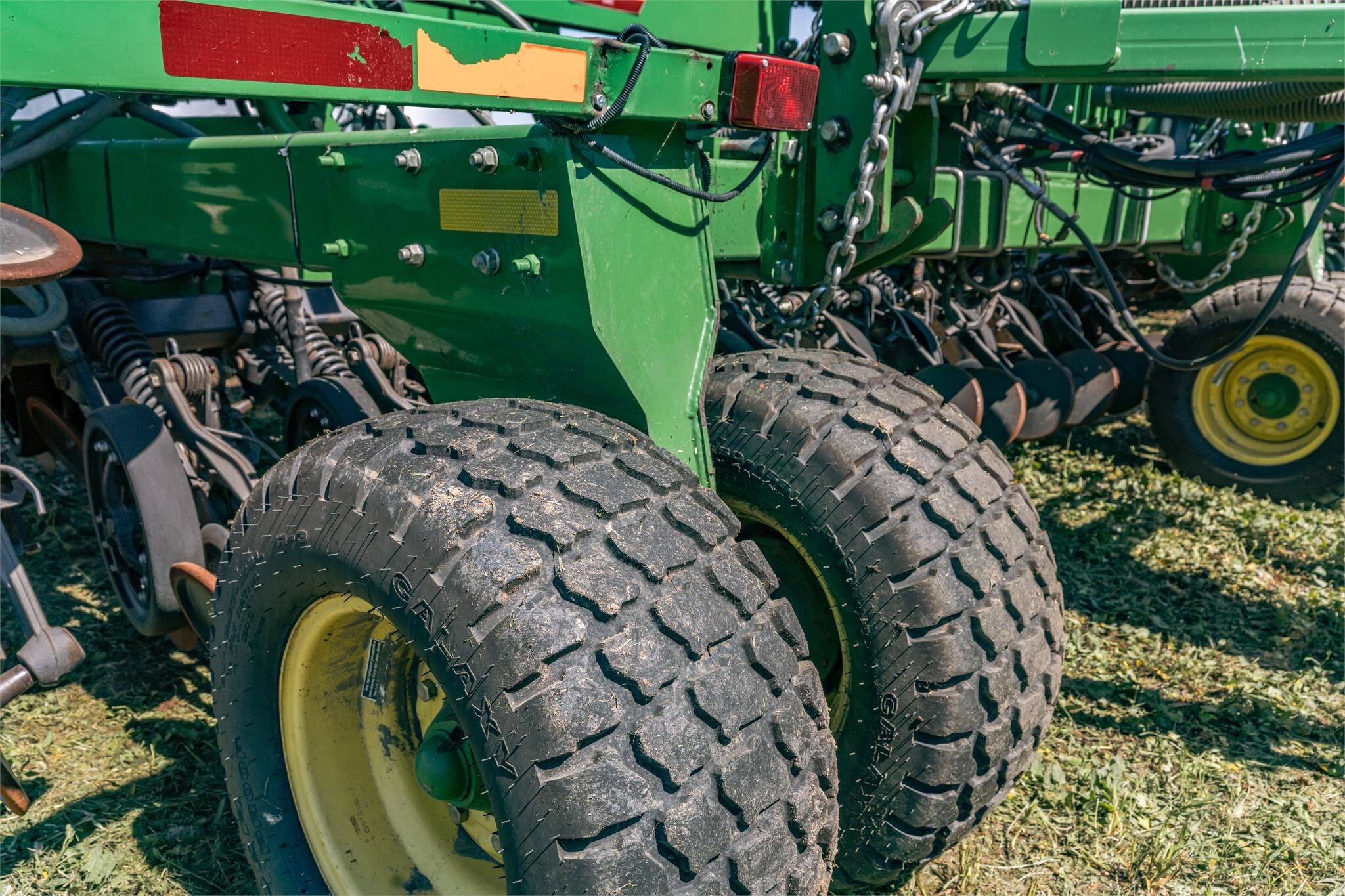 2011 John Deere 1890 Air Seeder 160,000 Machinery Pete