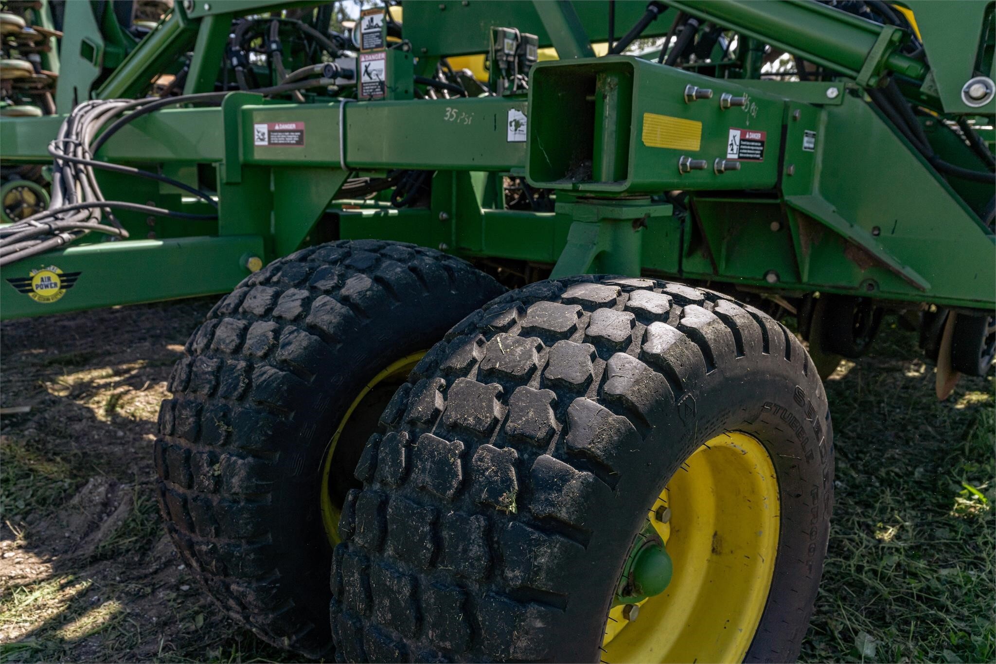 2011 John Deere 1890 Air Seeder 160,000 Machinery Pete