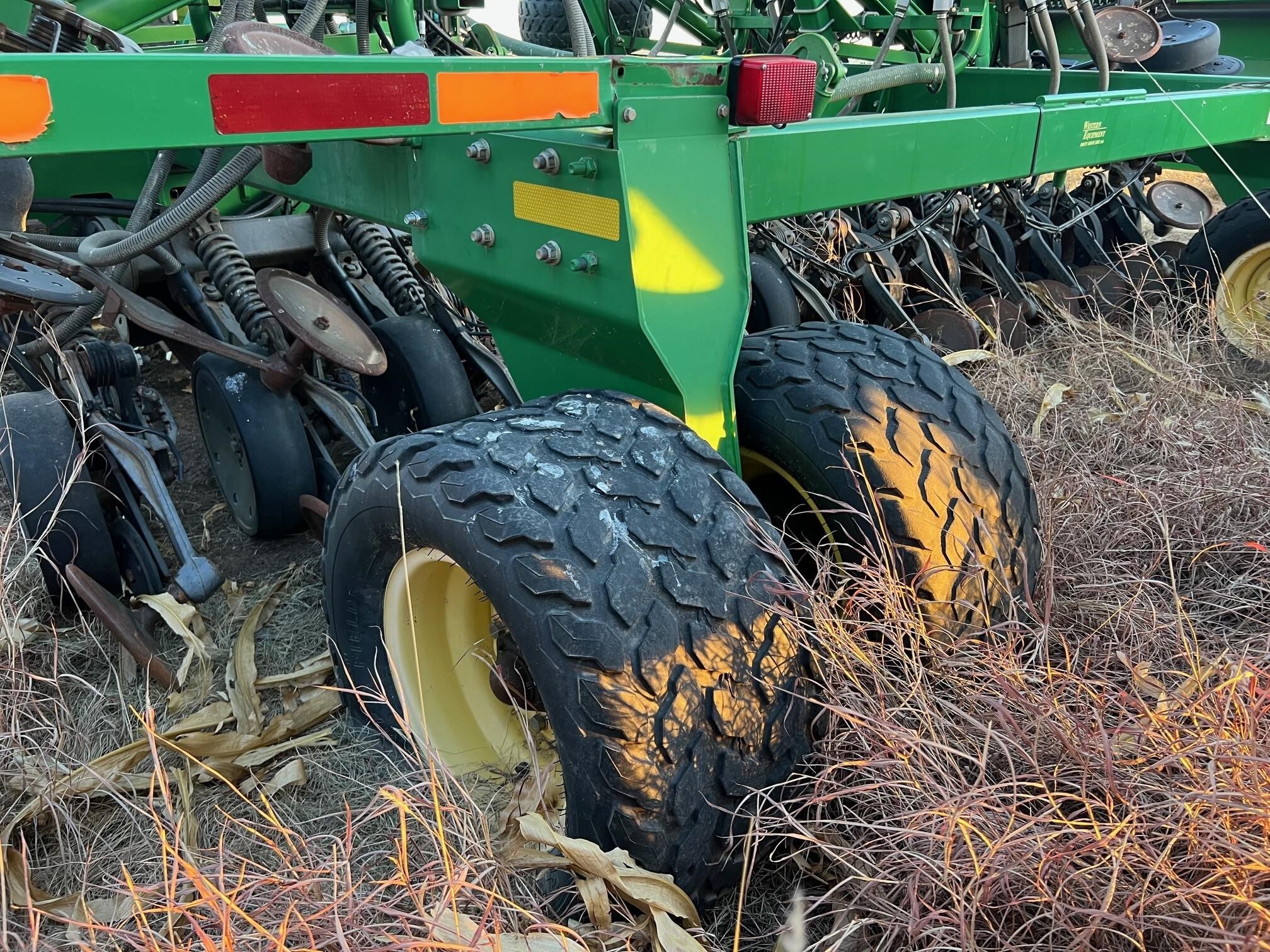 2010 John Deere 1890 Air Seeder 30,000 Machinery Pete