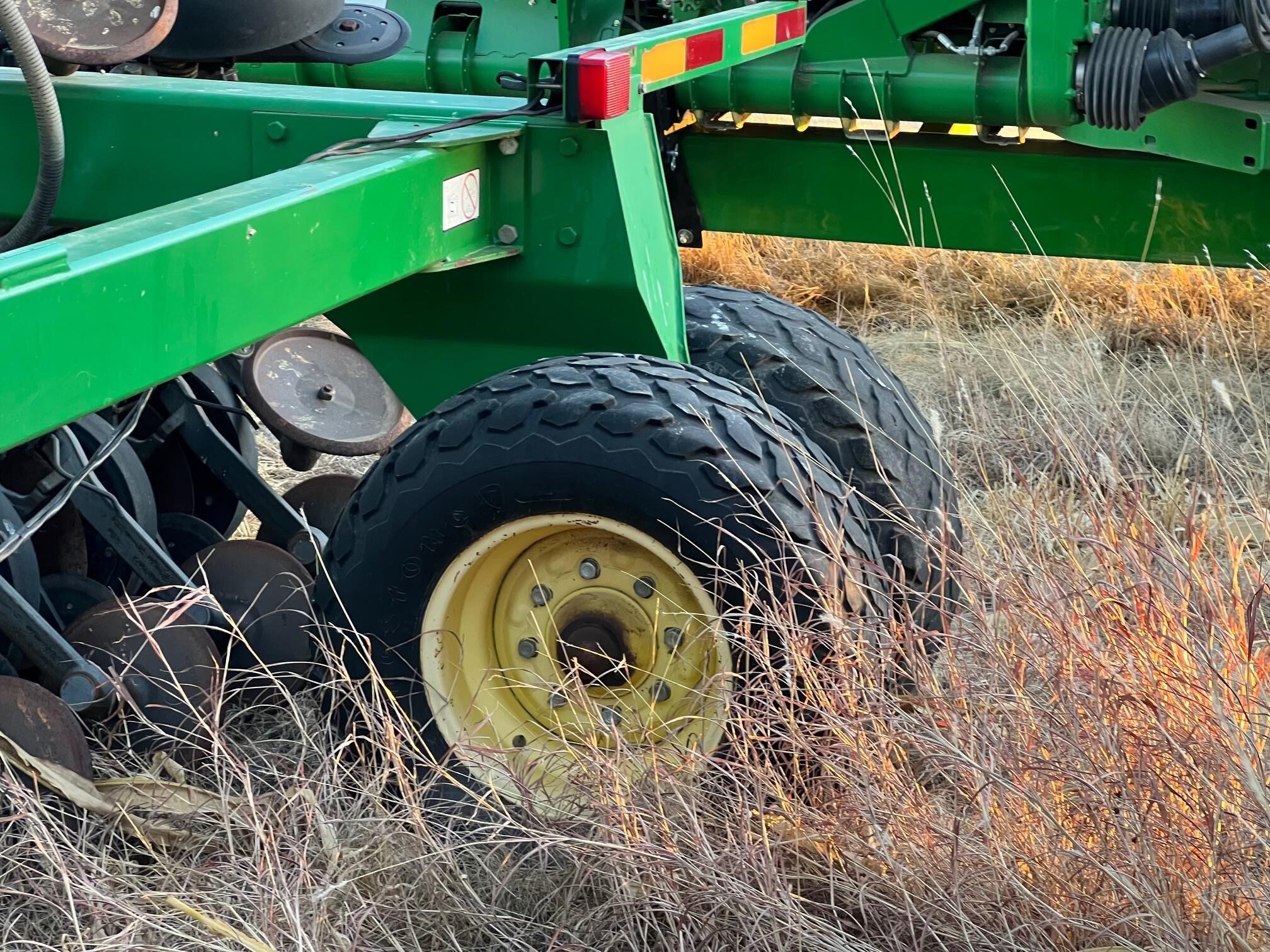 2010 John Deere 1890 Air Seeder 30,000 Machinery Pete