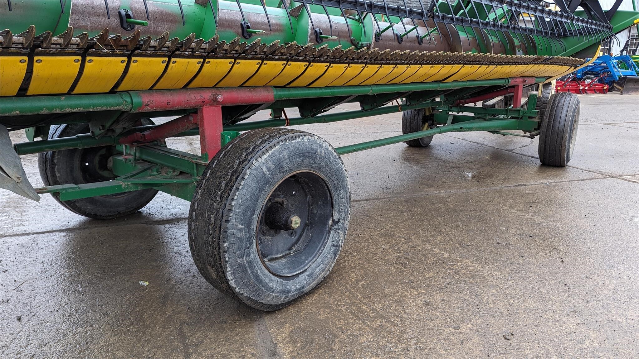 2009 John Deere 620F Platform