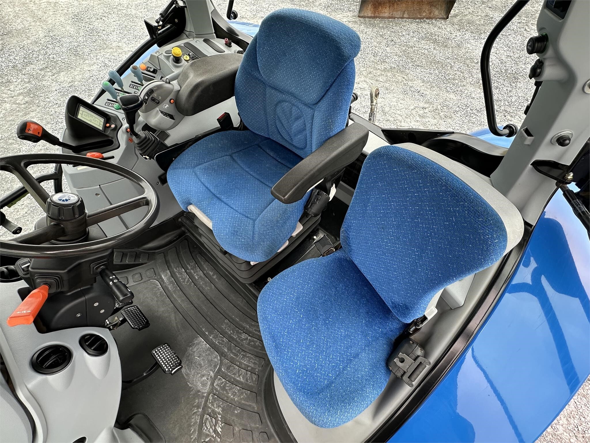 2010 New Holland T6070 Elite Tractor