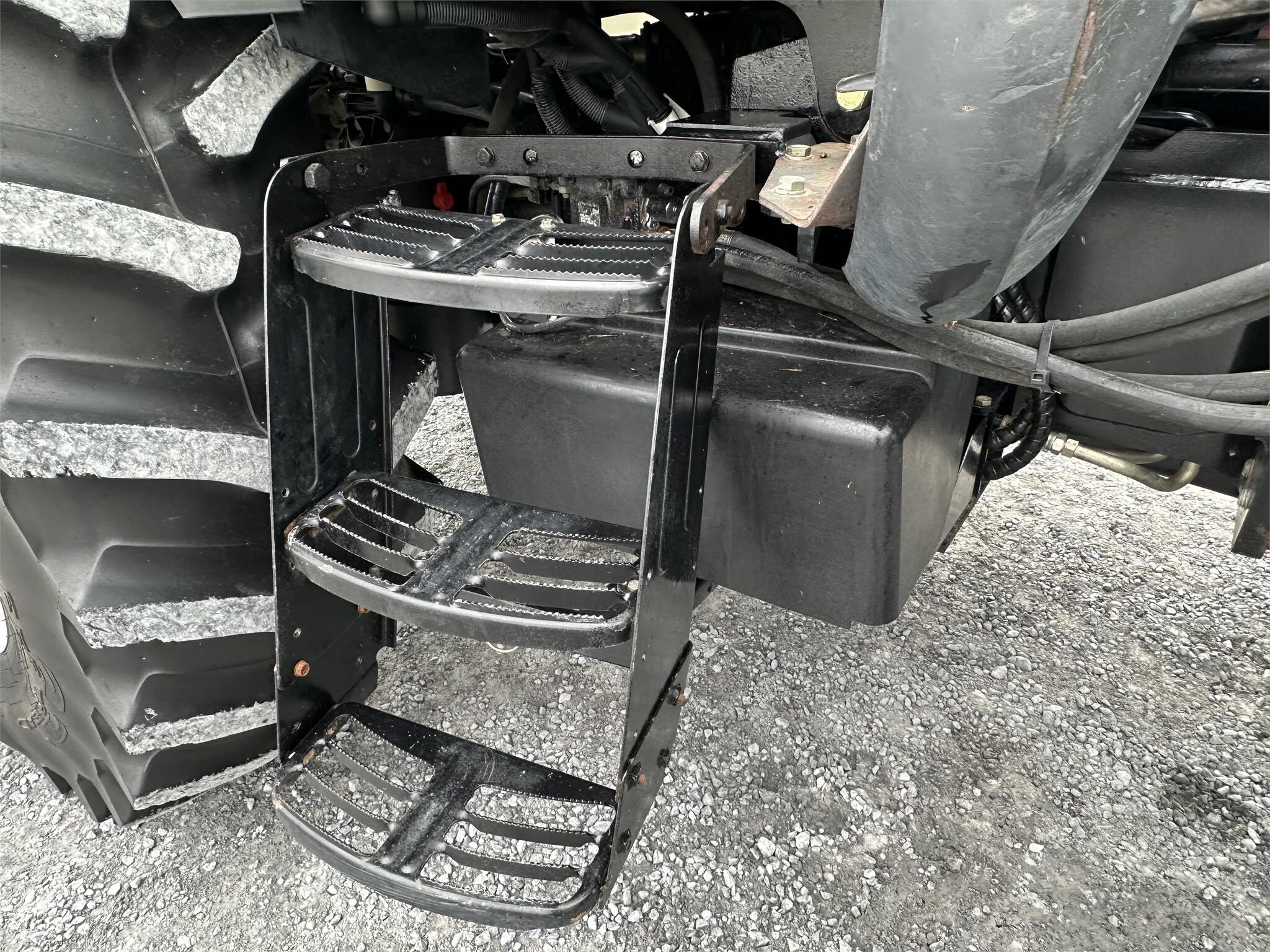 2010 New Holland T6070 Elite Tractor