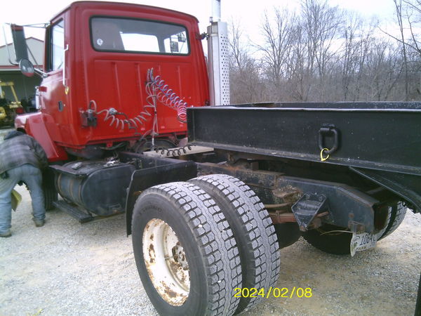 1992 Ford L8000 Semi Trucks/Trailer