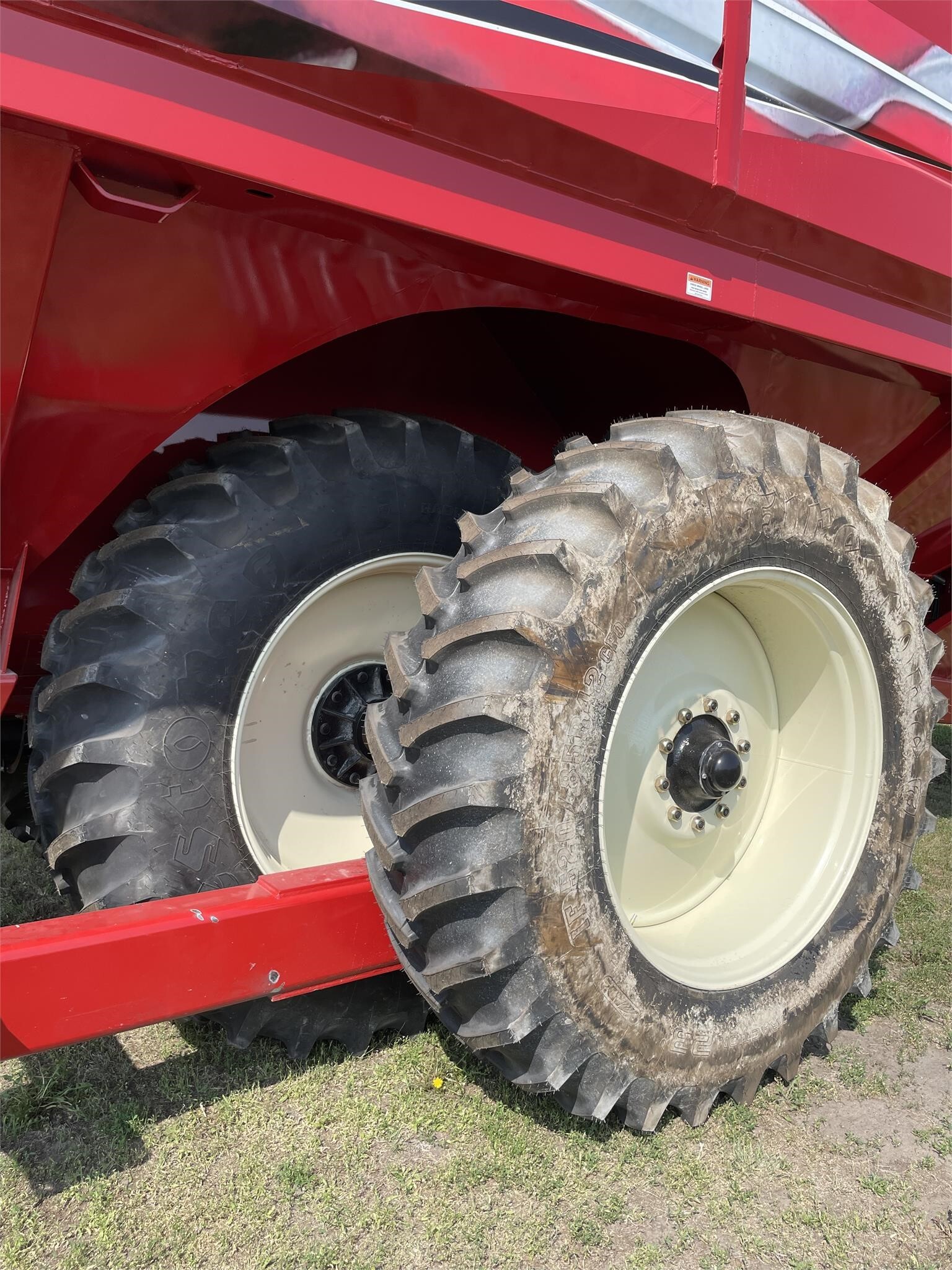 2023 J&M 1432-22D Grain Cart