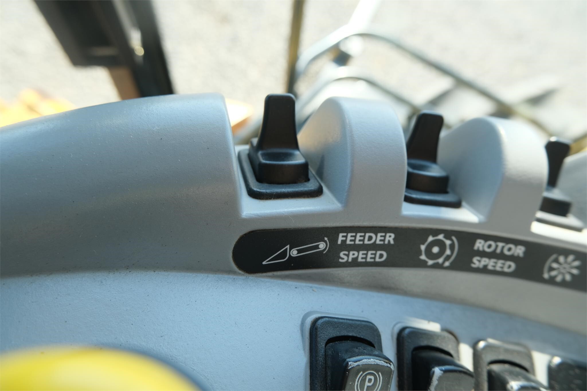 2011 New Holland CR9070 Combine