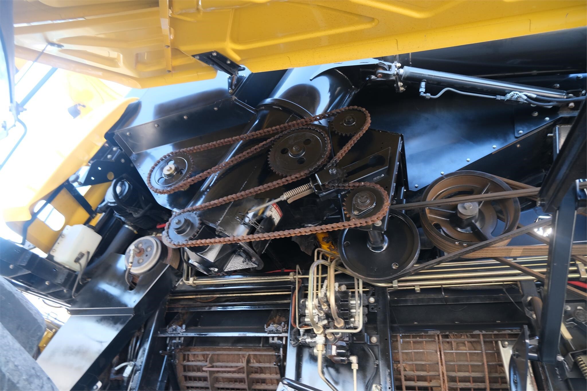 2011 New Holland CR9070 Combine