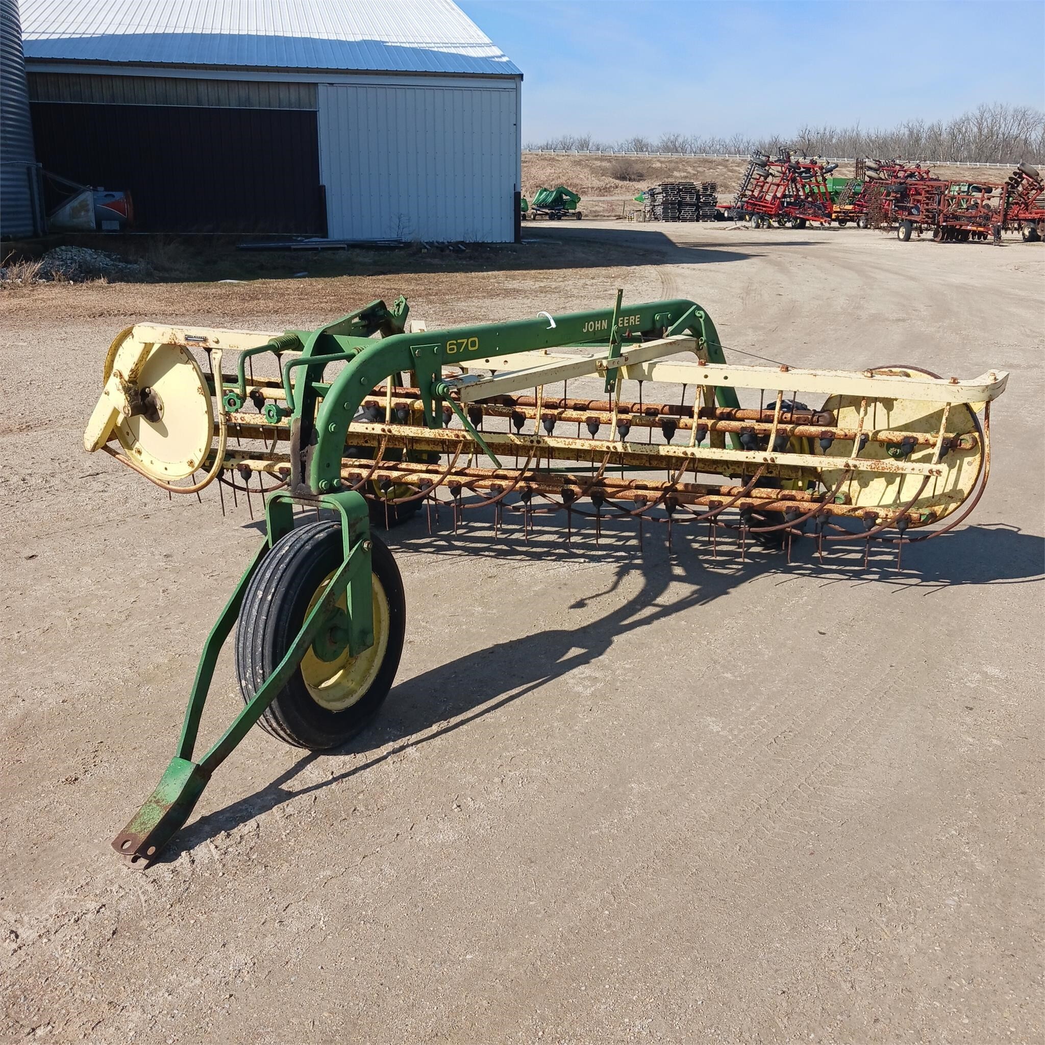 1988 John Deere 670 Rake