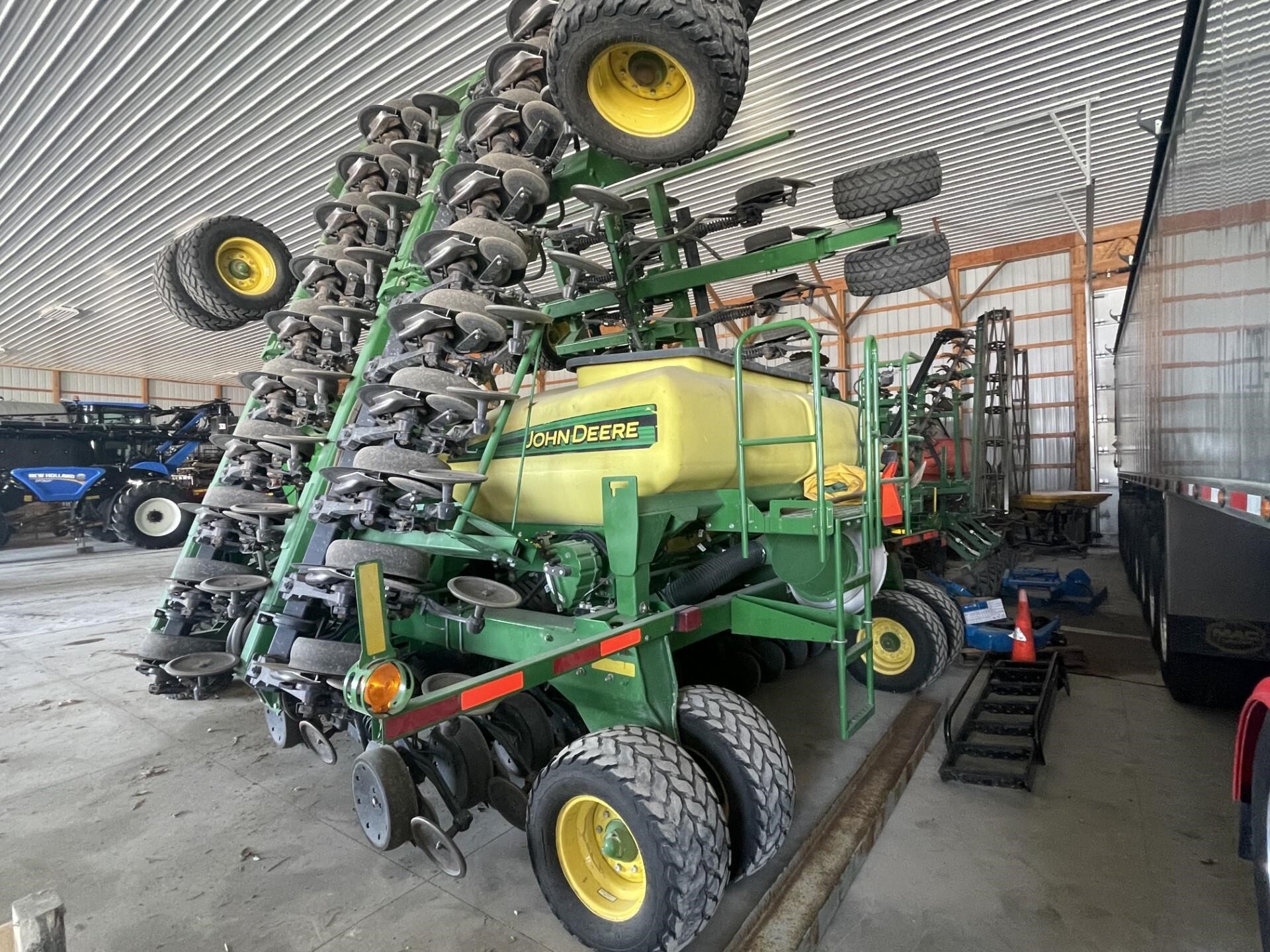 John Deere 1990 Air Seeder 110,000 Machinery Pete