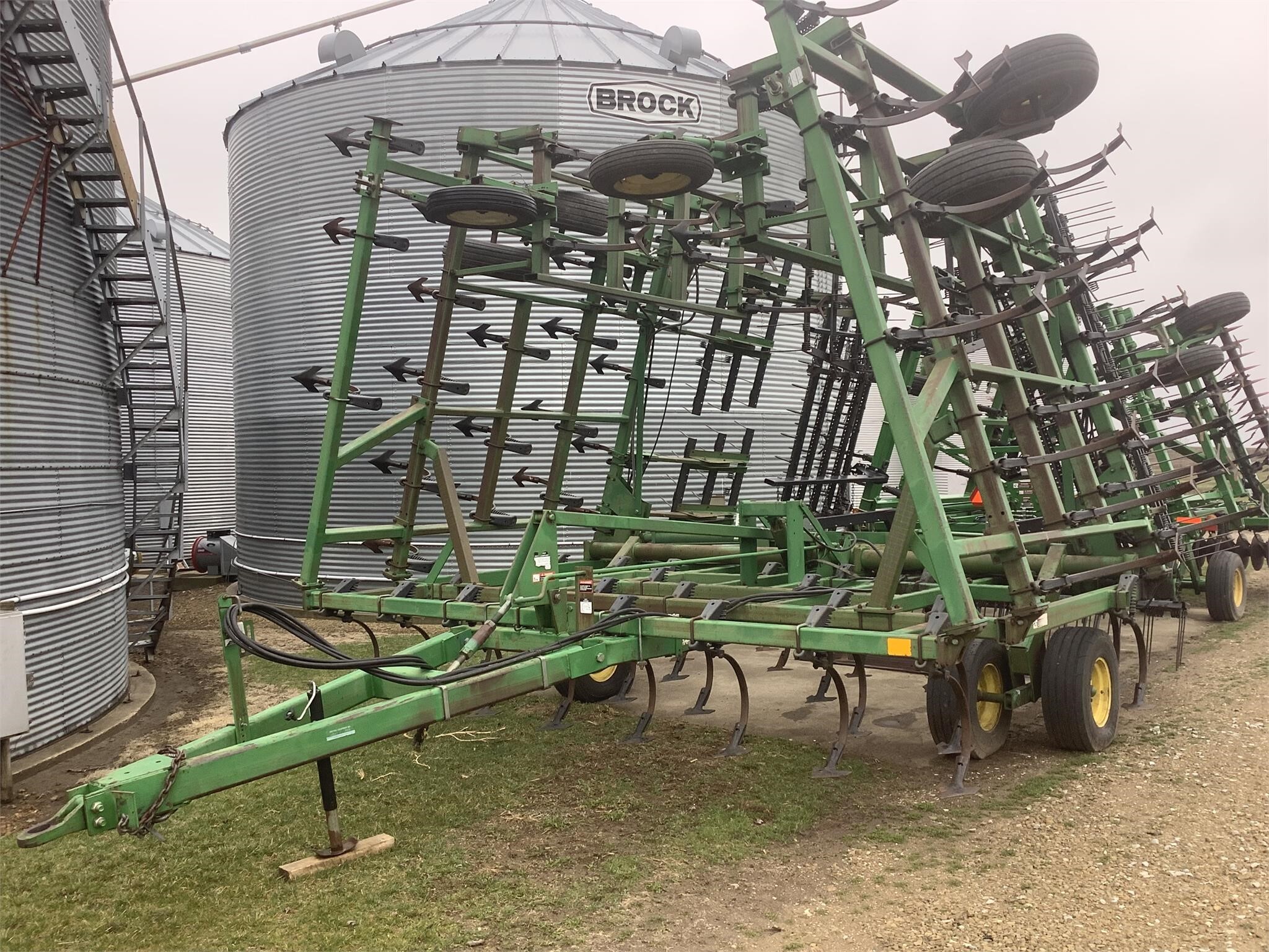 1995 John Deere 980 Field Cultivator